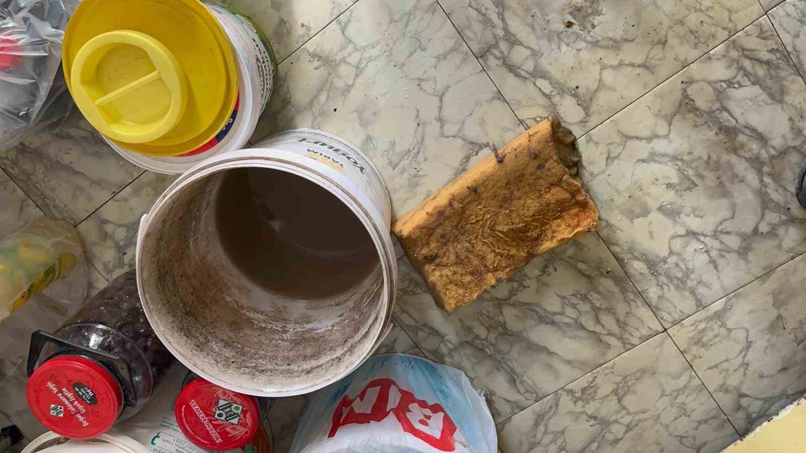 Eskişehir’de ilginç kaza; belediye ekipleri yaşlı çiftin evini adeta başına yıktı
