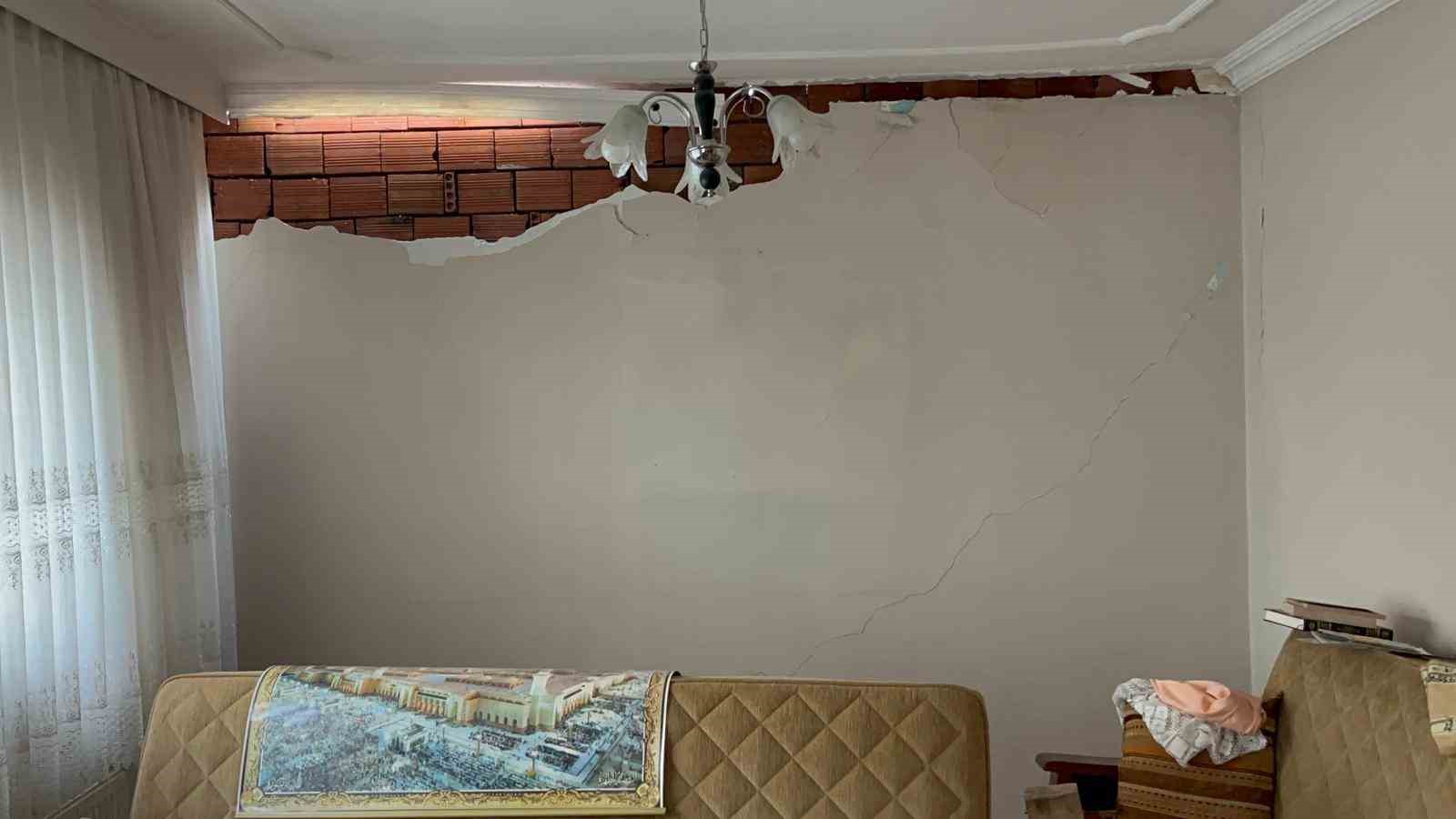 Eskişehir’de ilginç kaza; belediye ekipleri yaşlı çiftin evini adeta başına yıktı
