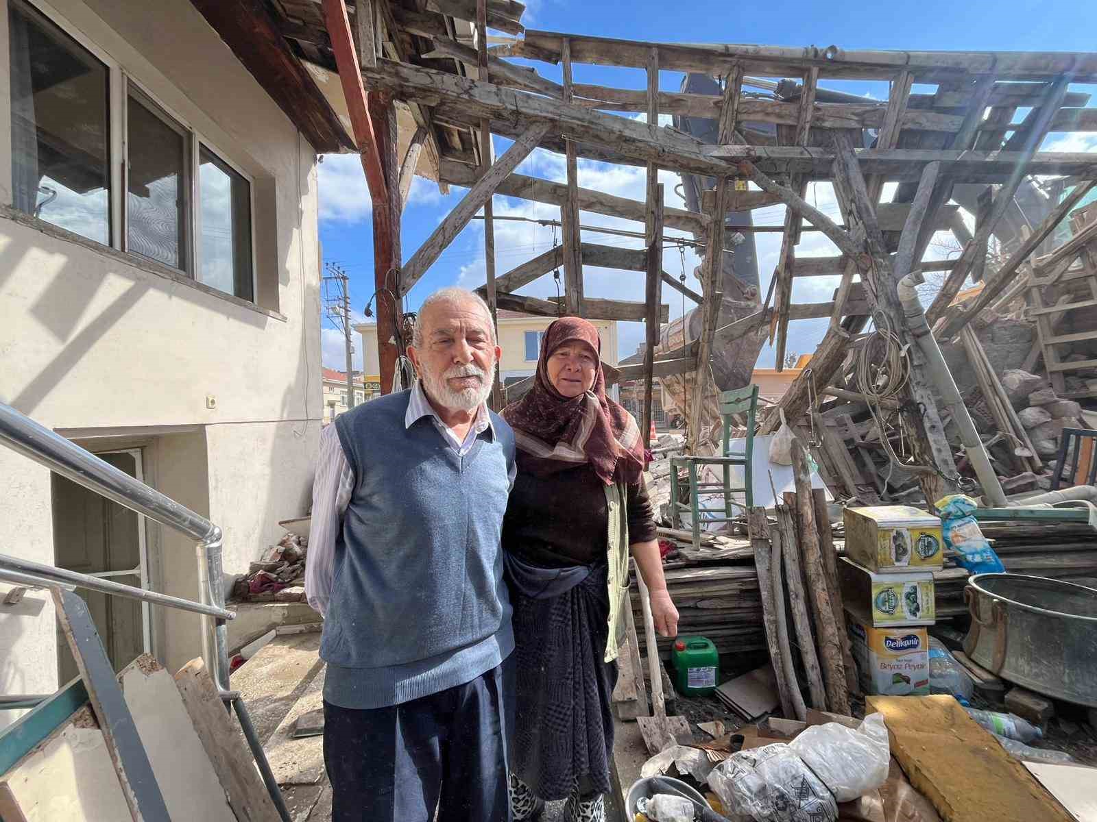 Eskişehir’de ilginç kaza; belediye ekipleri yaşlı çiftin evini adeta başına yıktı
