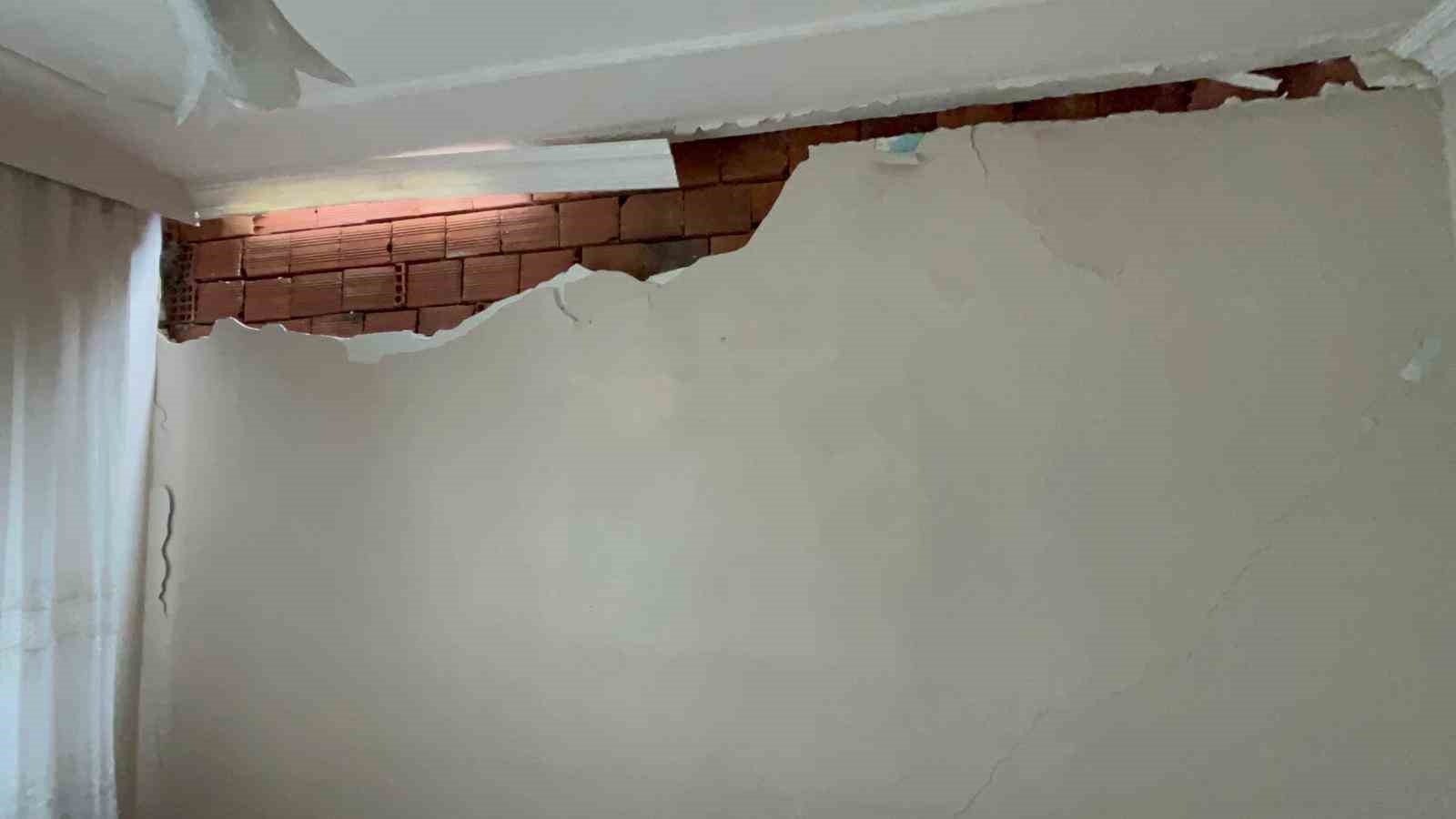 Eskişehir’de ilginç kaza; belediye ekipleri yaşlı çiftin evini adeta başına yıktı
