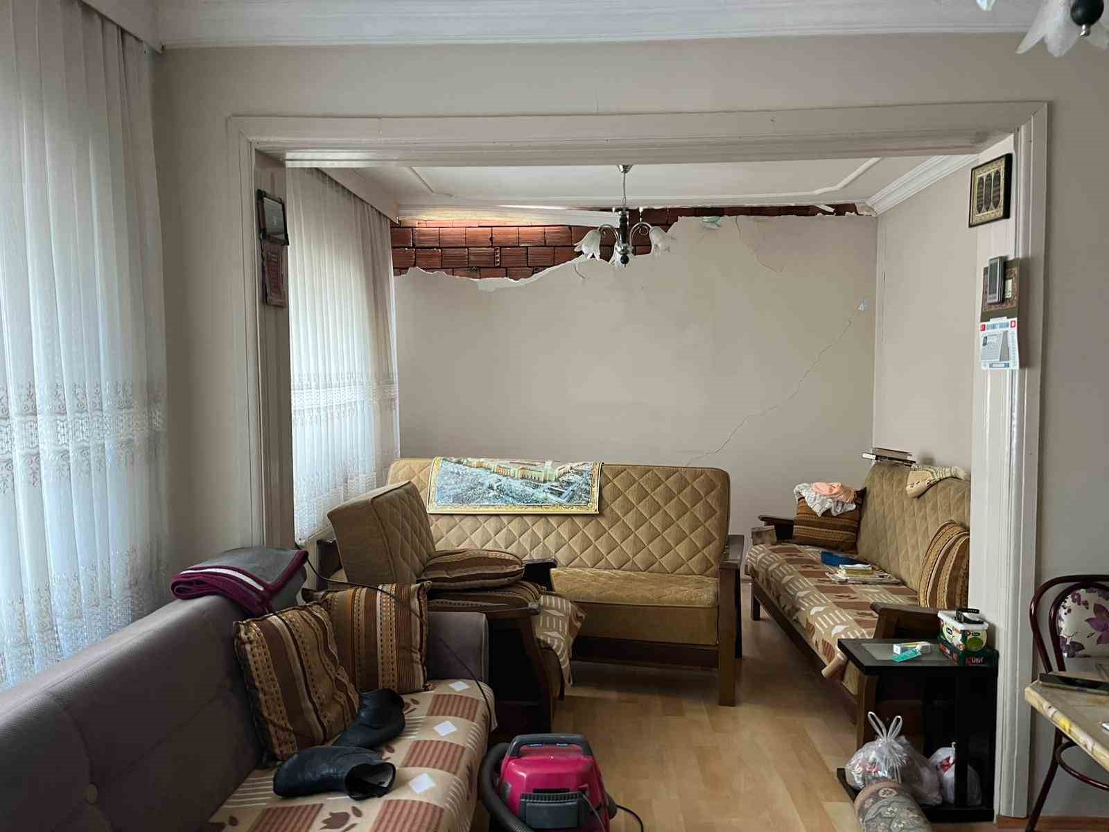 Eskişehir’de ilginç kaza; belediye ekipleri yaşlı çiftin evini adeta başına yıktı
