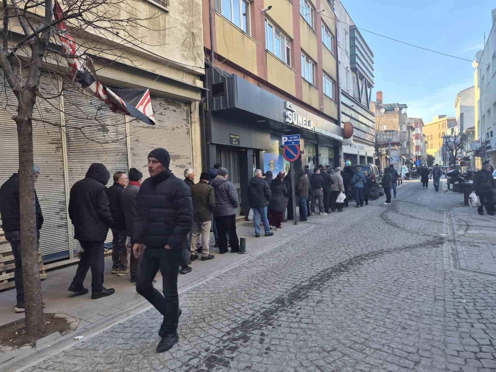Eskişehir’de ilk iftar öncesi metrelerce "pide" kuyruğu
