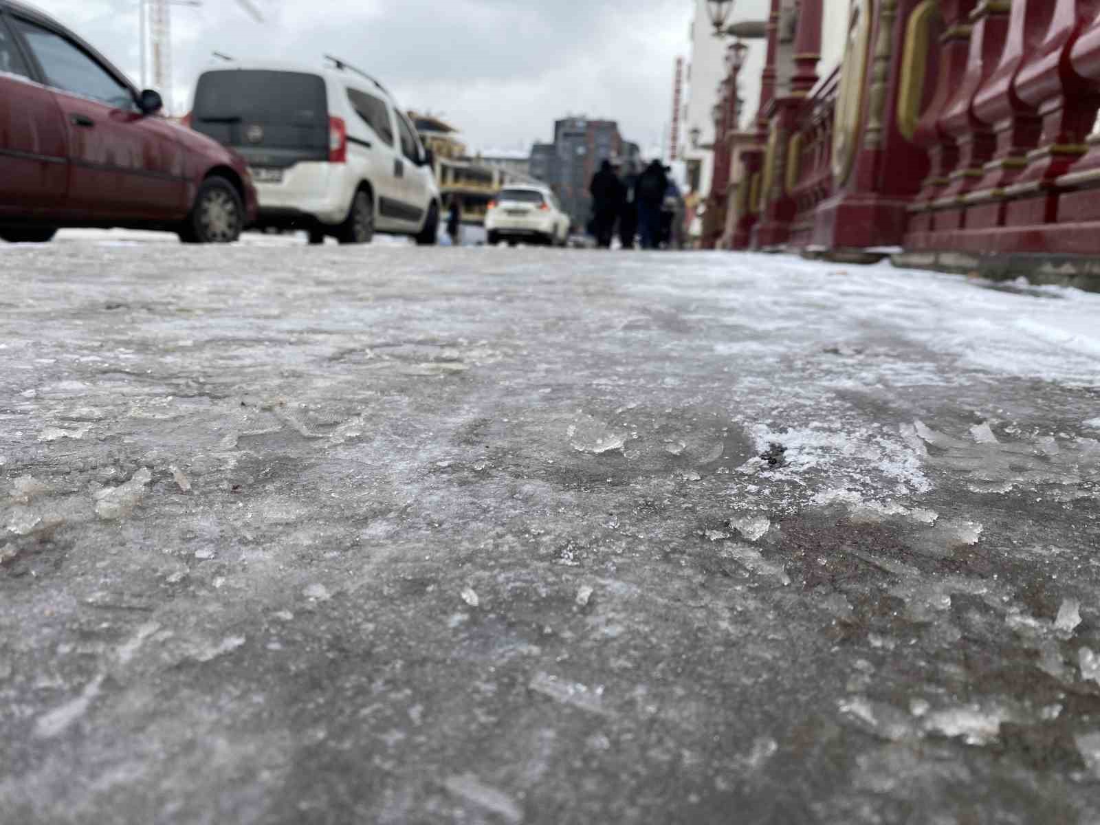 Eskişehir’de kaldırımlar buz pistine döndü
