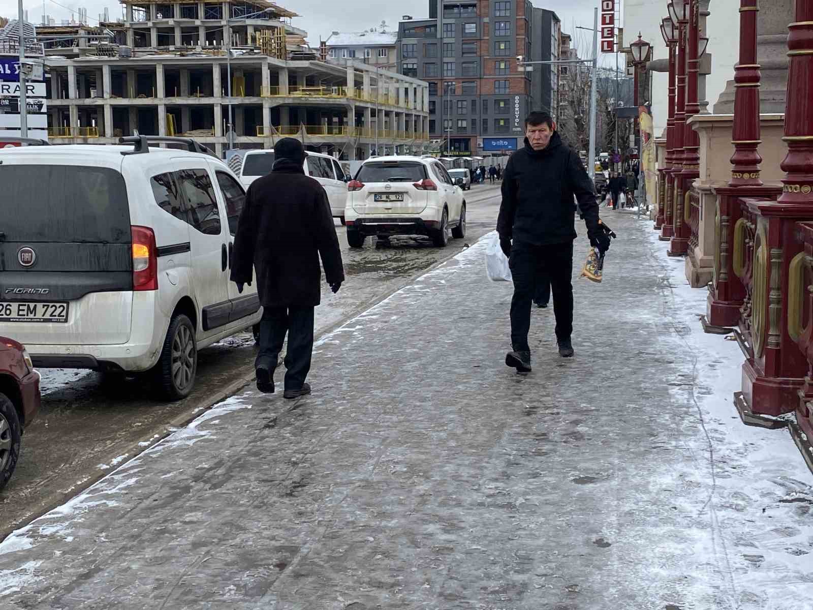 Eskişehir’de kaldırımlar buz pistine döndü
