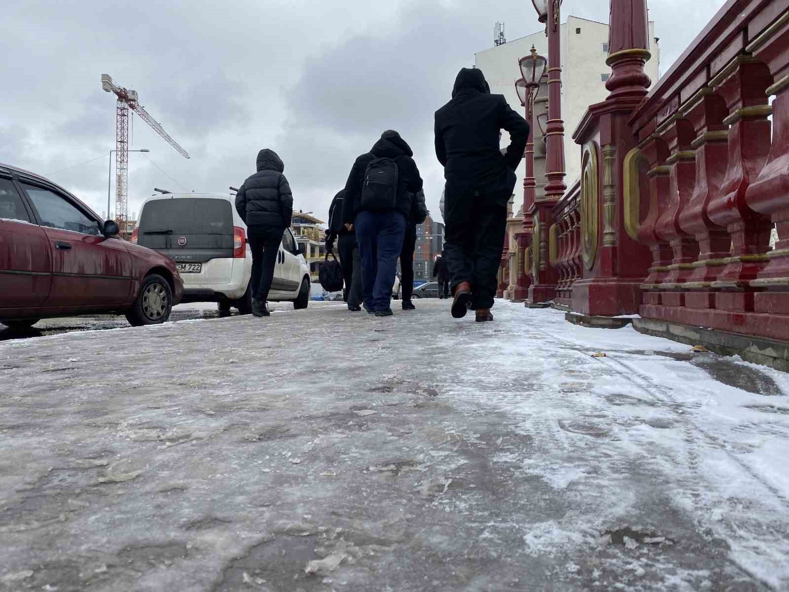 Eskişehir’de kaldırımlar buz pistine döndü
