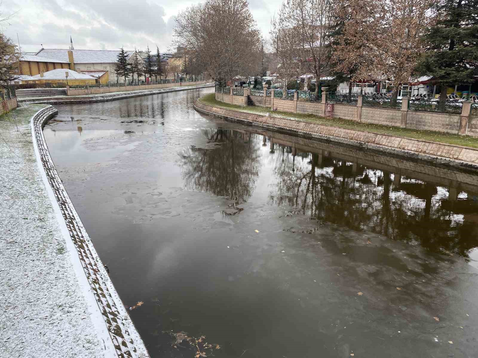 Eskişehir’de kaldırımlar buz pistine döndü
