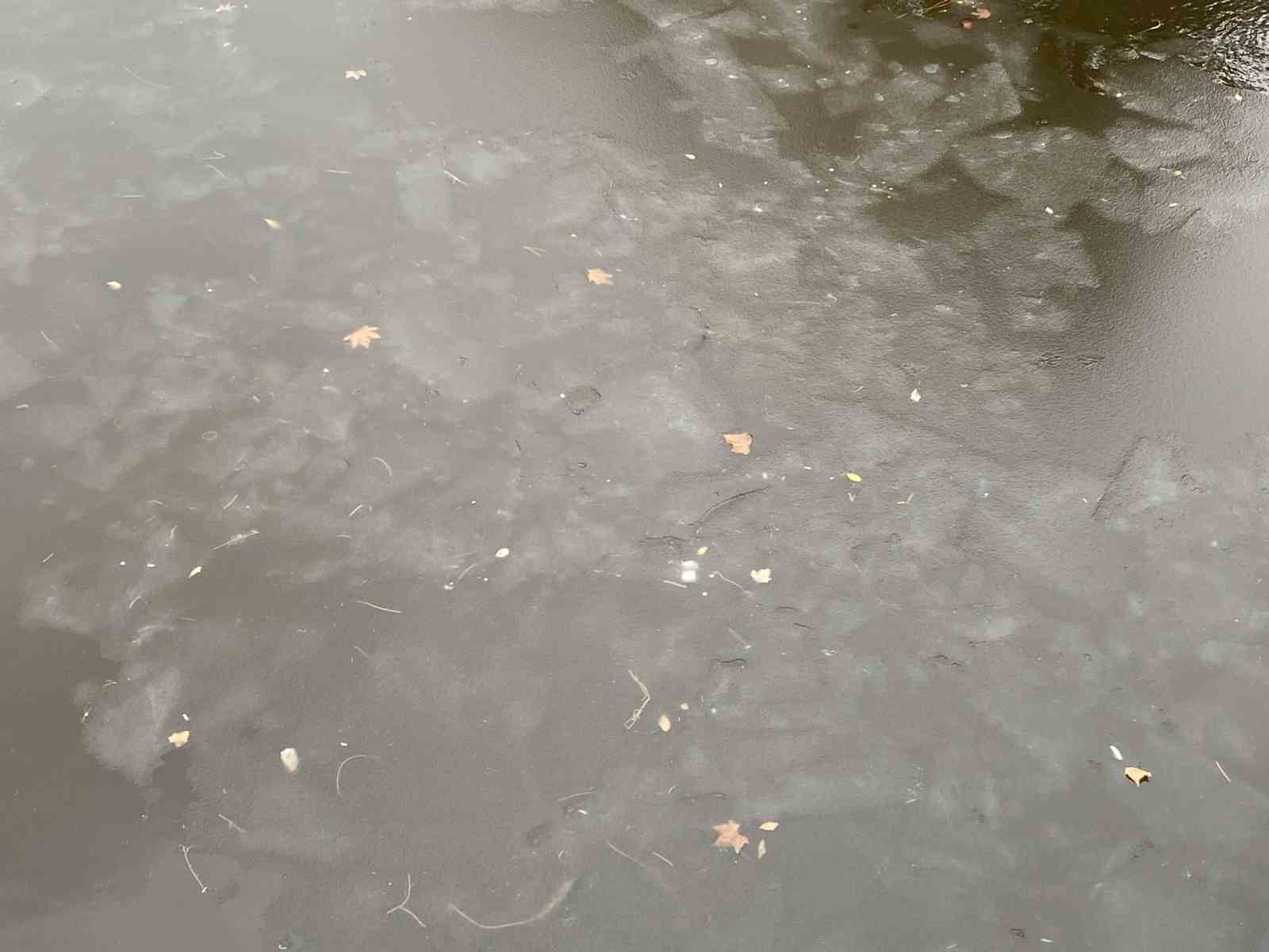 Eskişehir’de kaldırımlar buz pistine döndü
