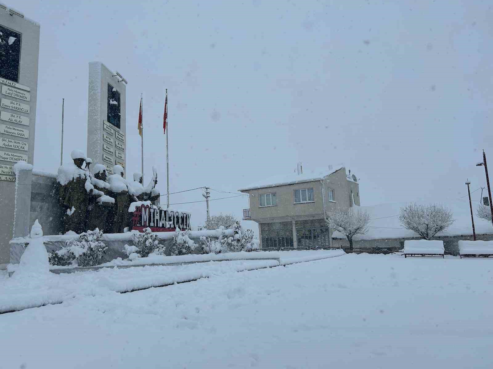 Eskişehir’de kar kalınlığı 25 santimetreyi geçti, yollar kapandı
