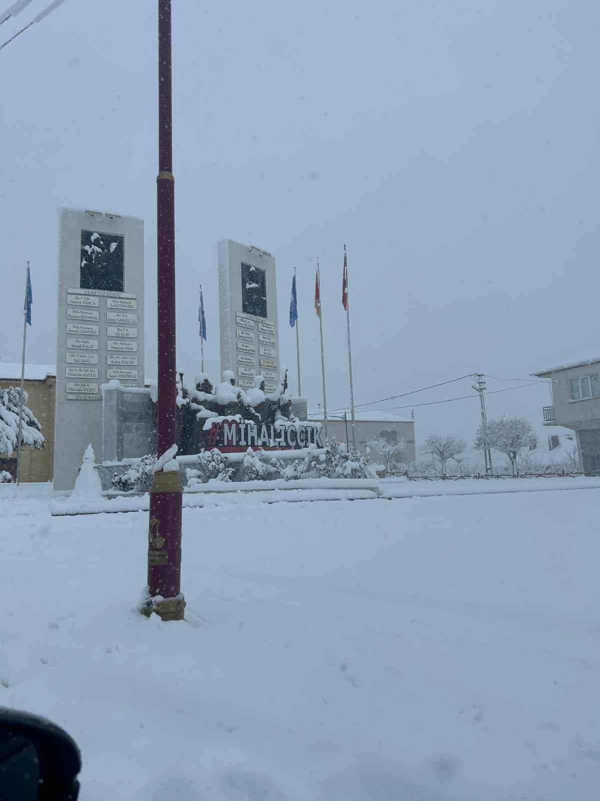 Eskişehir’de kar kalınlığı 25 santimetreyi geçti, yollar kapandı
