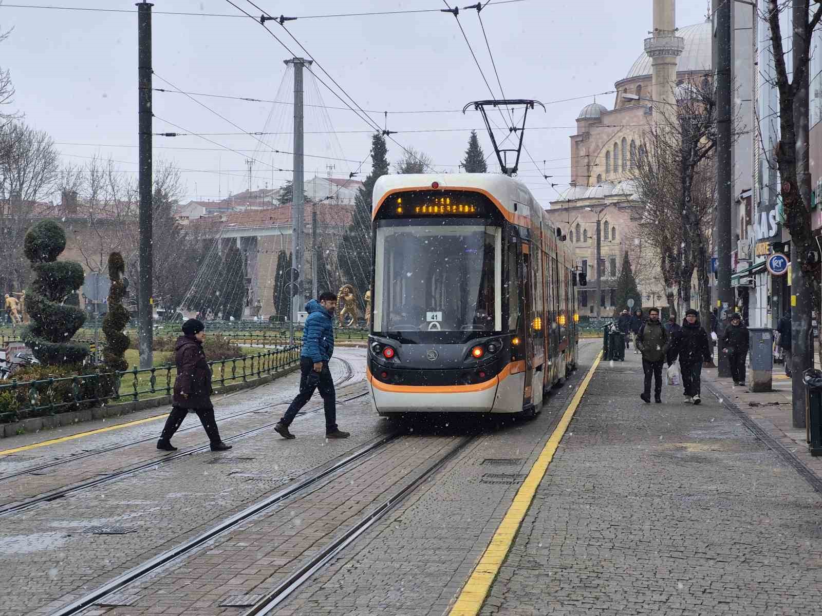 Eskişehir’de kar serpmeye başladı
