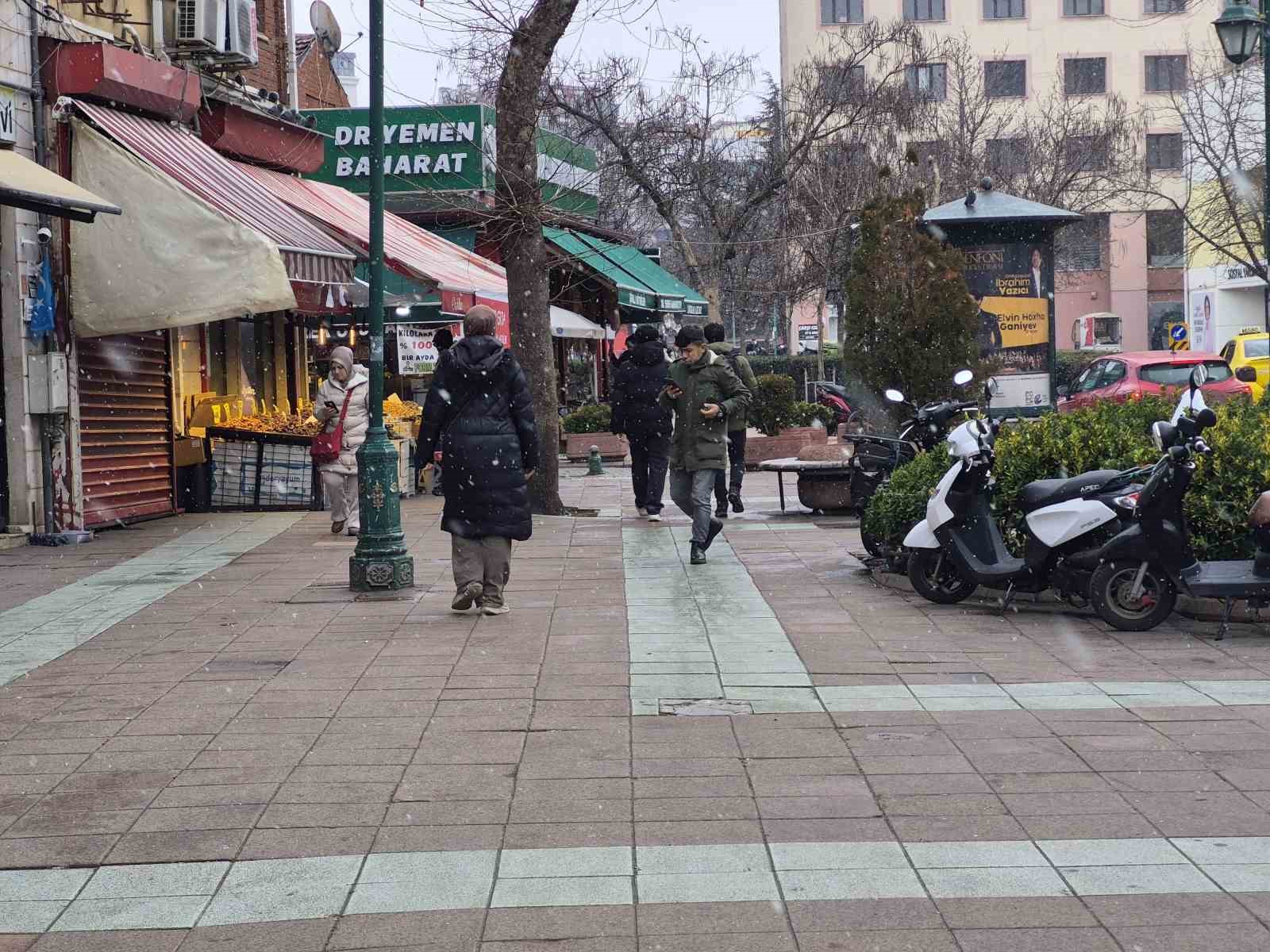 Eskişehir’de kar serpmeye başladı
