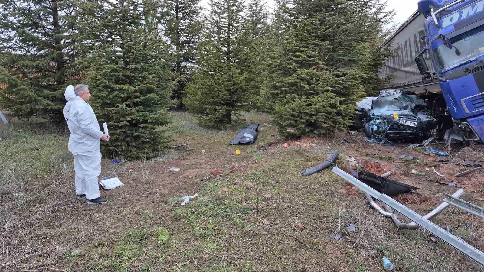 Eskişehir’de kontrolden çıkan tır otomobili altına aldı: 1 ölü, 1’i ağır 2 yaralı
