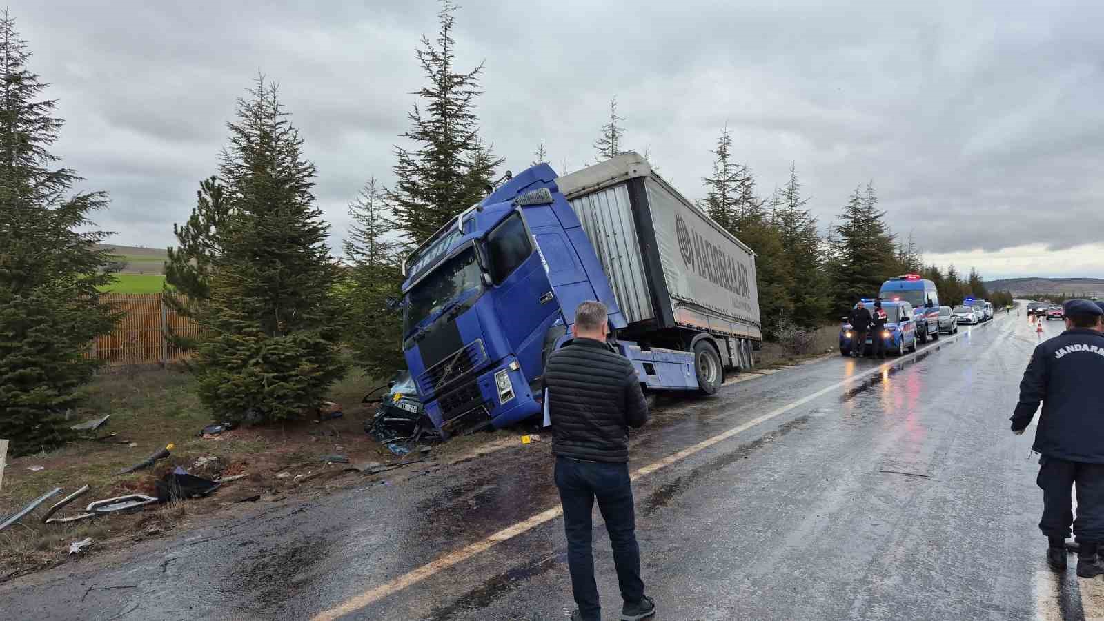 Eskişehir’de kontrolden çıkan tır otomobili altına aldı: 1 ölü, 1’i ağır 2 yaralı
