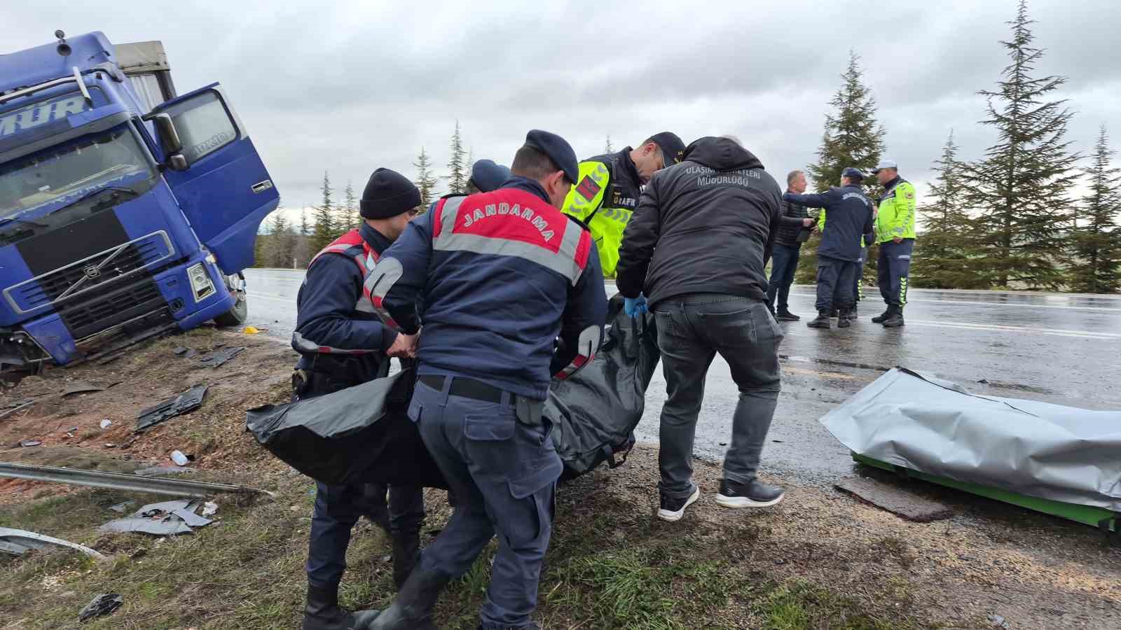 Eskişehir’de kontrolden çıkan tır otomobili altına aldı: 1 ölü, 1’i ağır 2 yaralı
