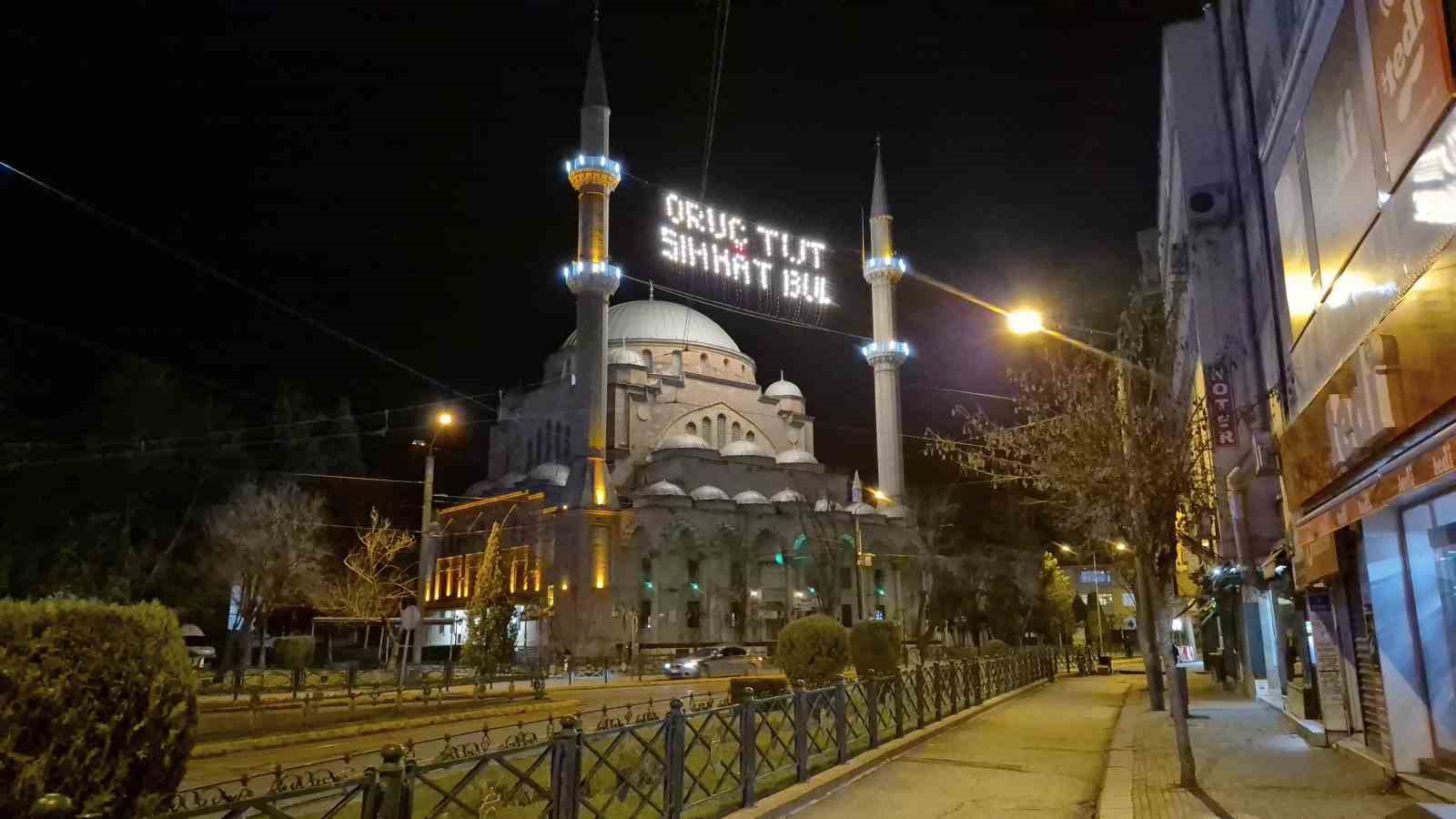 Eskişehir’de mahyalar minareleri süslemeye başladı

