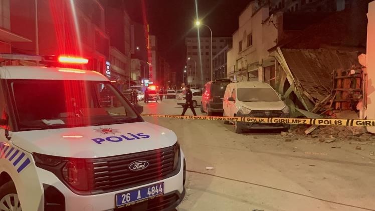 Eskişehir’de metruk iş yeri yıkıldı, şans eseri yaralanan olmadı
