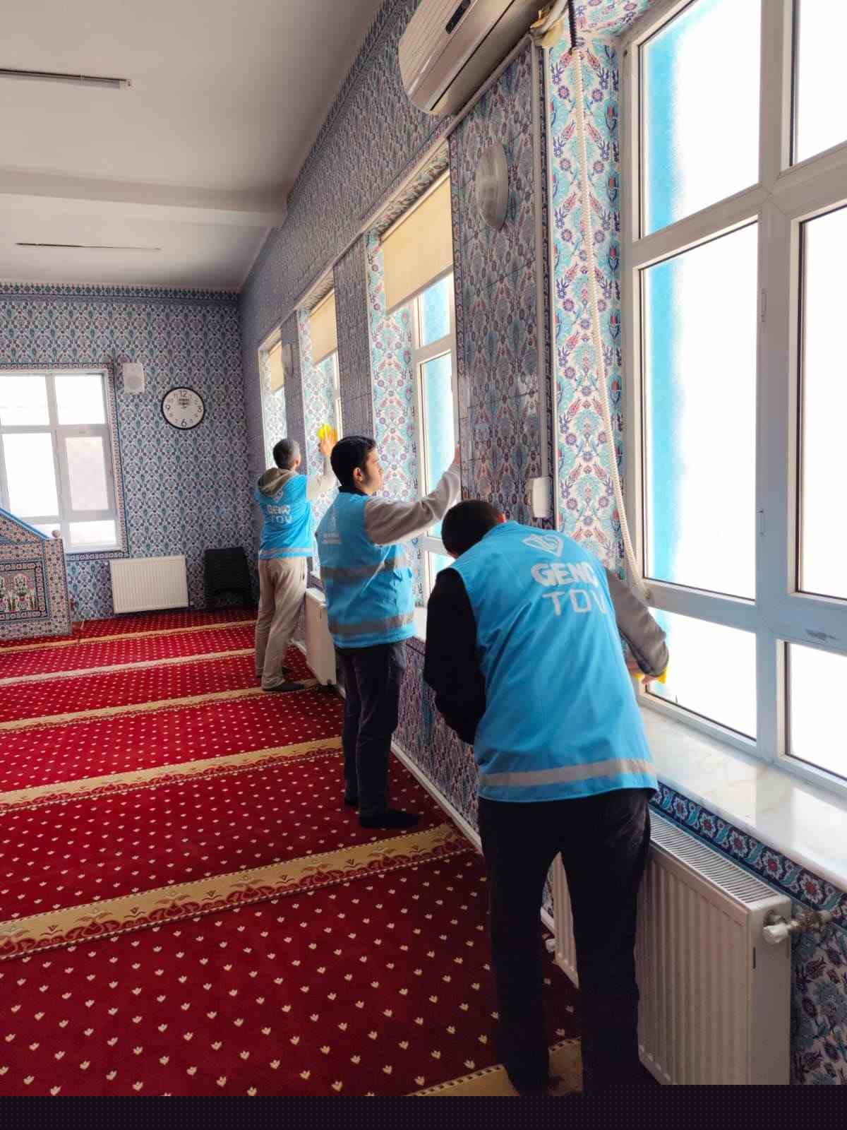 Eskişehir’de öğrenciler camii temizliği gerçekleştirdi
