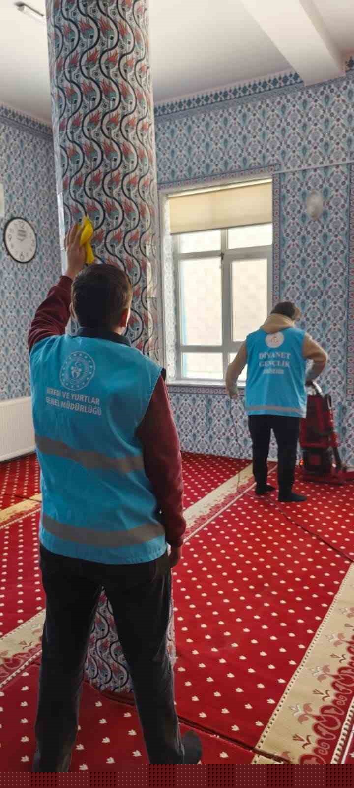 Eskişehir’de öğrenciler camii temizliği gerçekleştirdi
