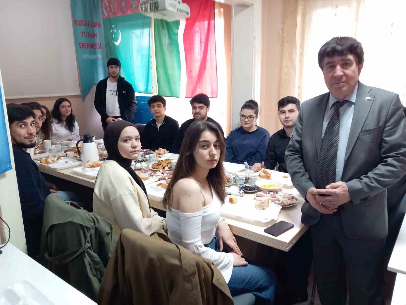 Eskişehir’de okuyan Türk dünyası öğrencileri kahvaltıda buluştu
