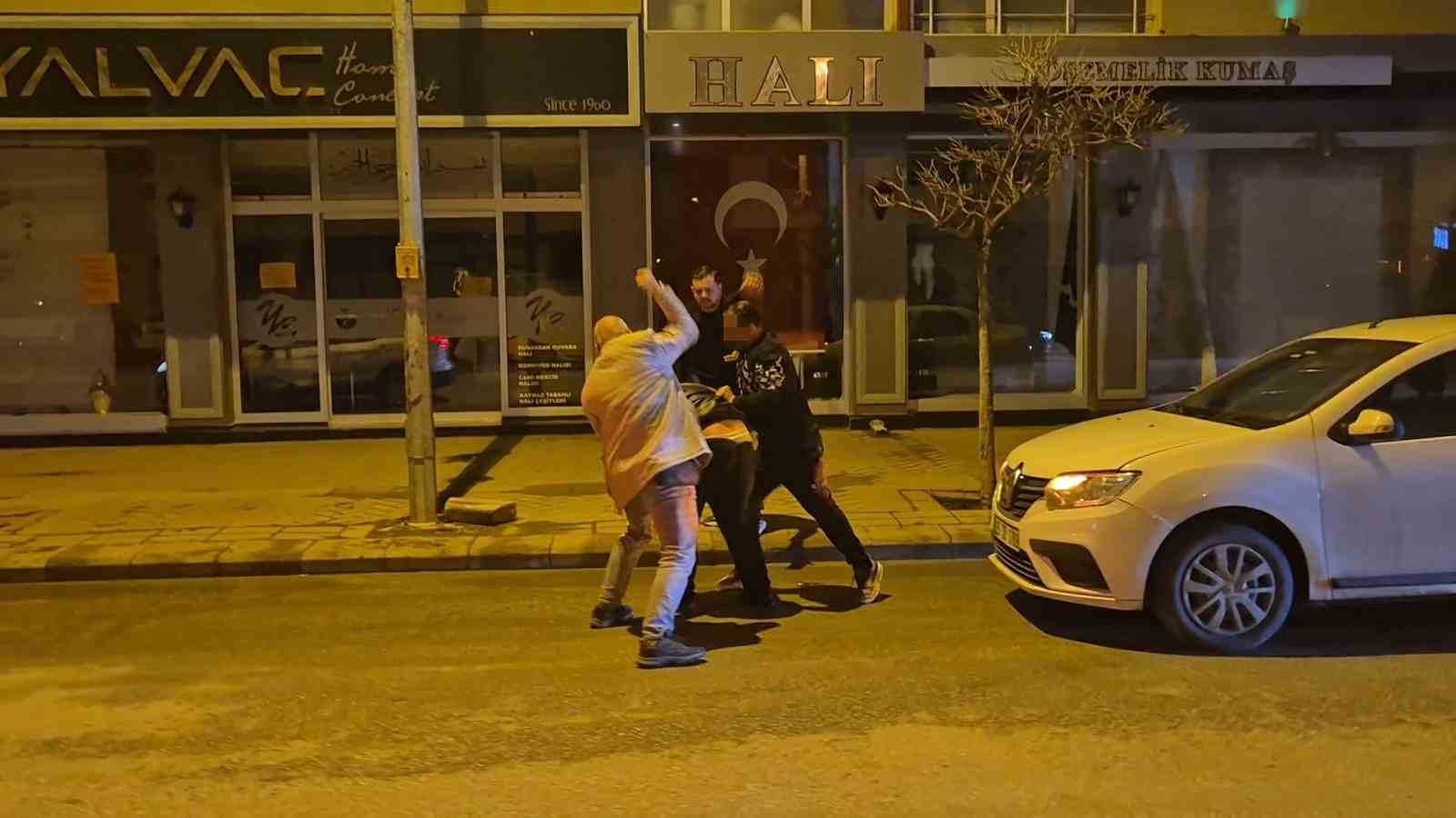 Eskişehir’de olaylı gece: Cadde ortasındaki kavga kamerada

