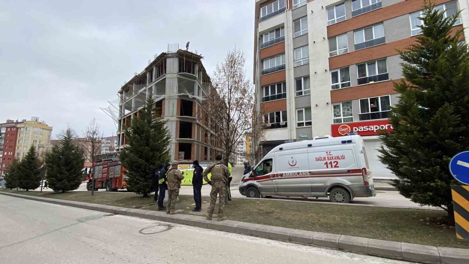 Eskişehir’de panik anları: İnşaatın 8’inci katından atlamaya çalıştı
