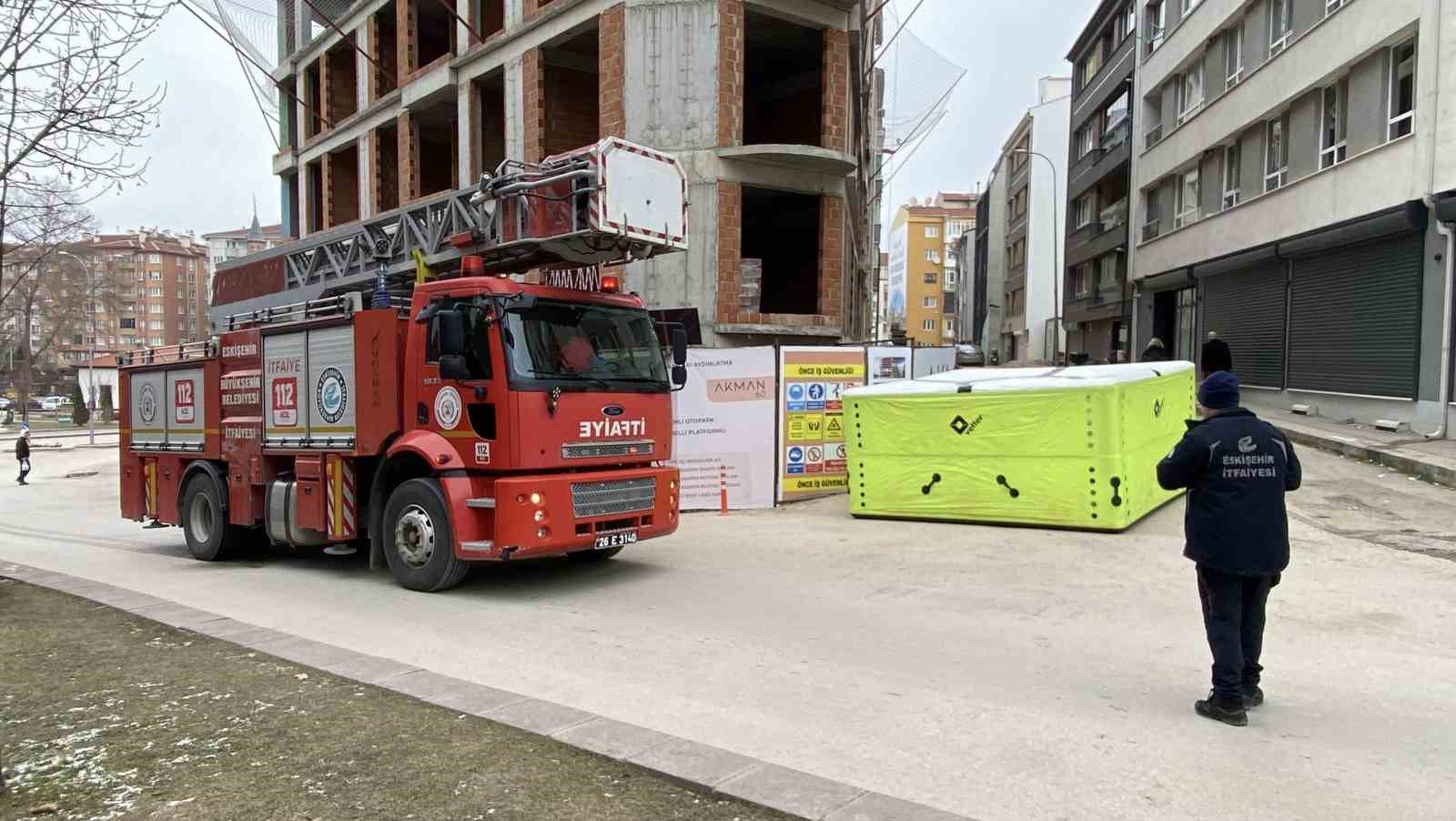 Eskişehir’de panik anları: İnşaatın 8’inci katından atlamaya çalıştı
