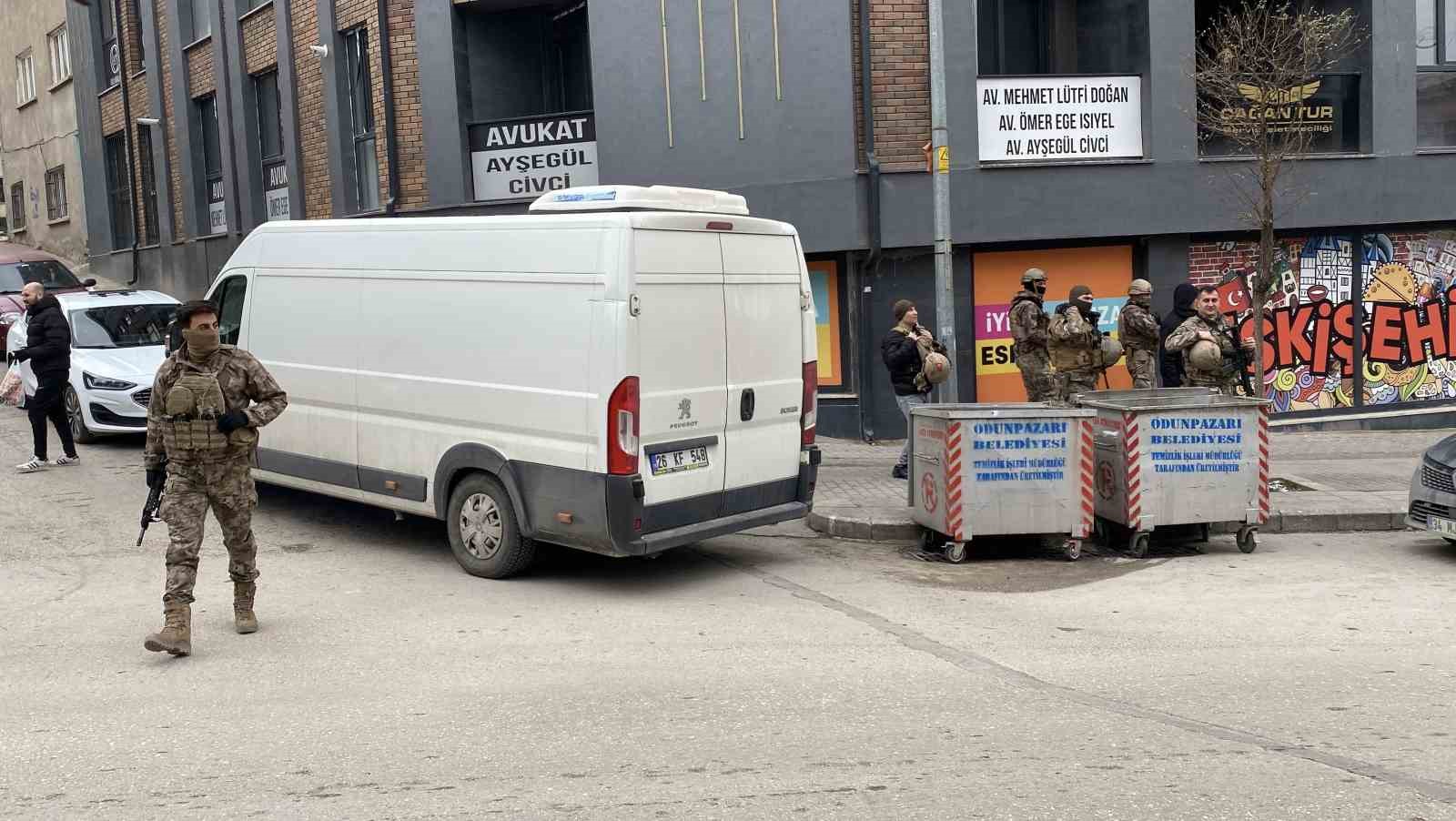 Eskişehir’de panik anları: İnşaatın 8’inci katından atlamaya çalıştı
