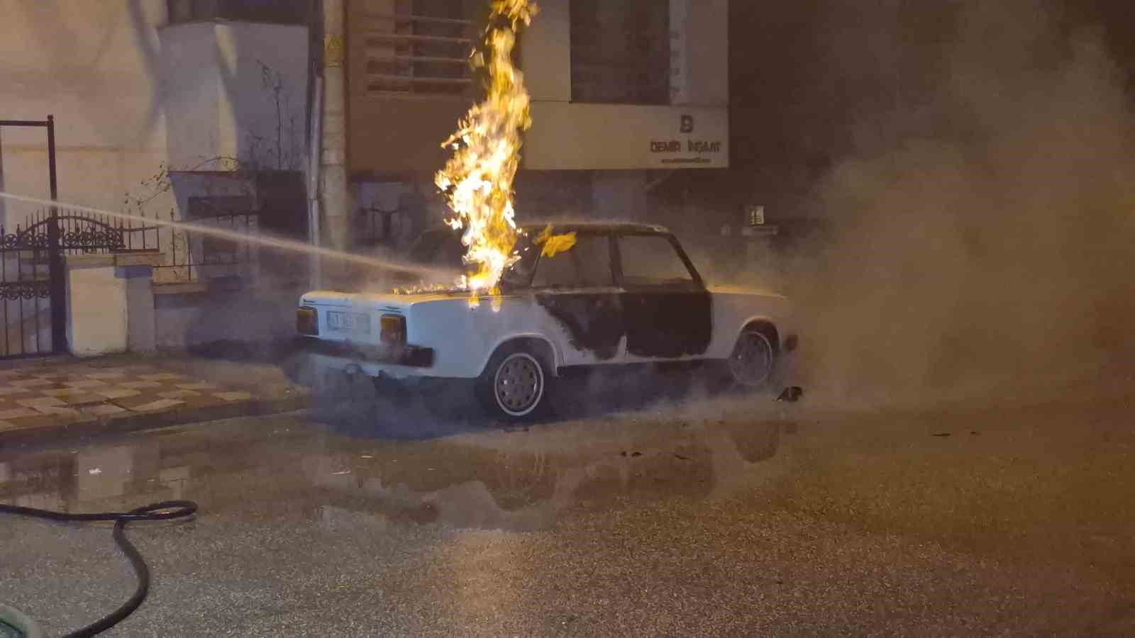 Eskişehir’de park halindeki LPG’li araç küle döndü
