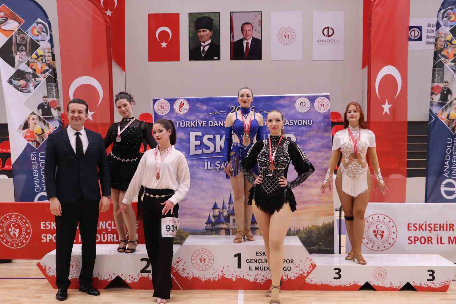 Eskişehir’de pistin tozunu attırdılar: 300 sporcu şampiyonluk için ter döktü
