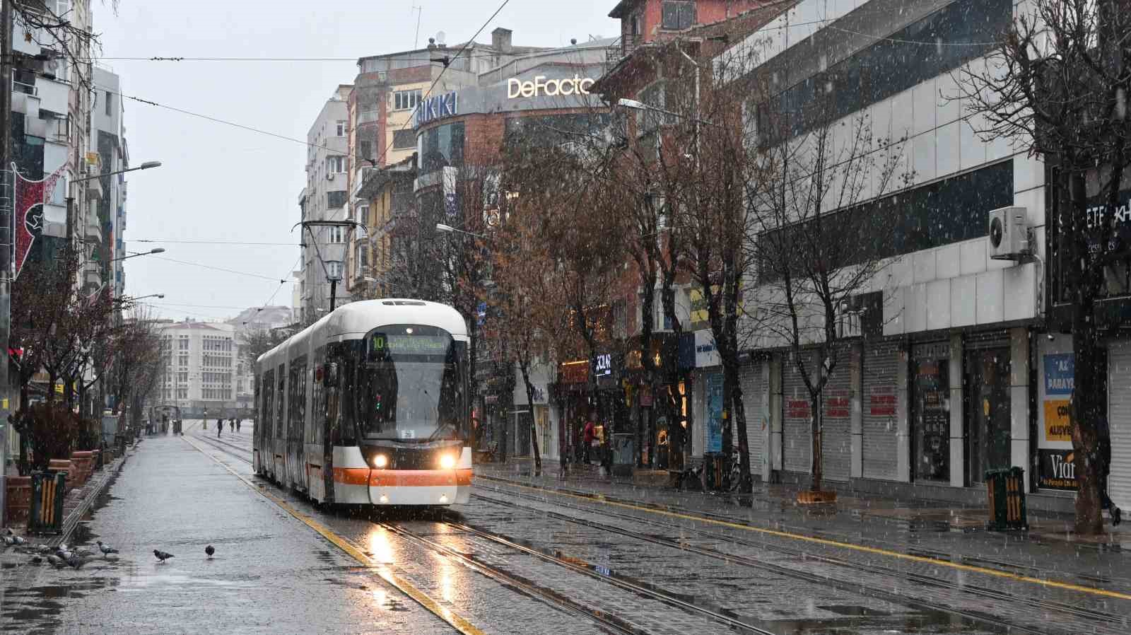 Eskişehir’de sabah saatlerinde kar yağışı etkili oldu
