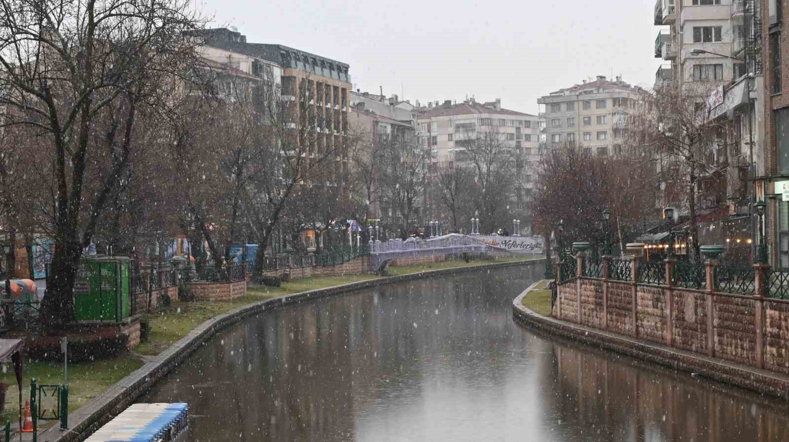 Eskişehir’de sabah saatlerinde kar yağışı etkili oldu
