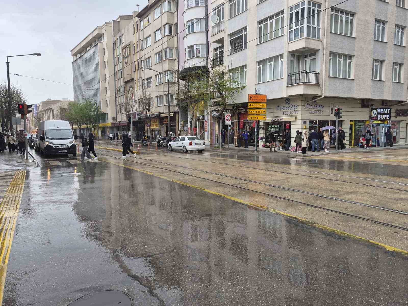 Eskişehir’de sağanak yağış etkili oldu
