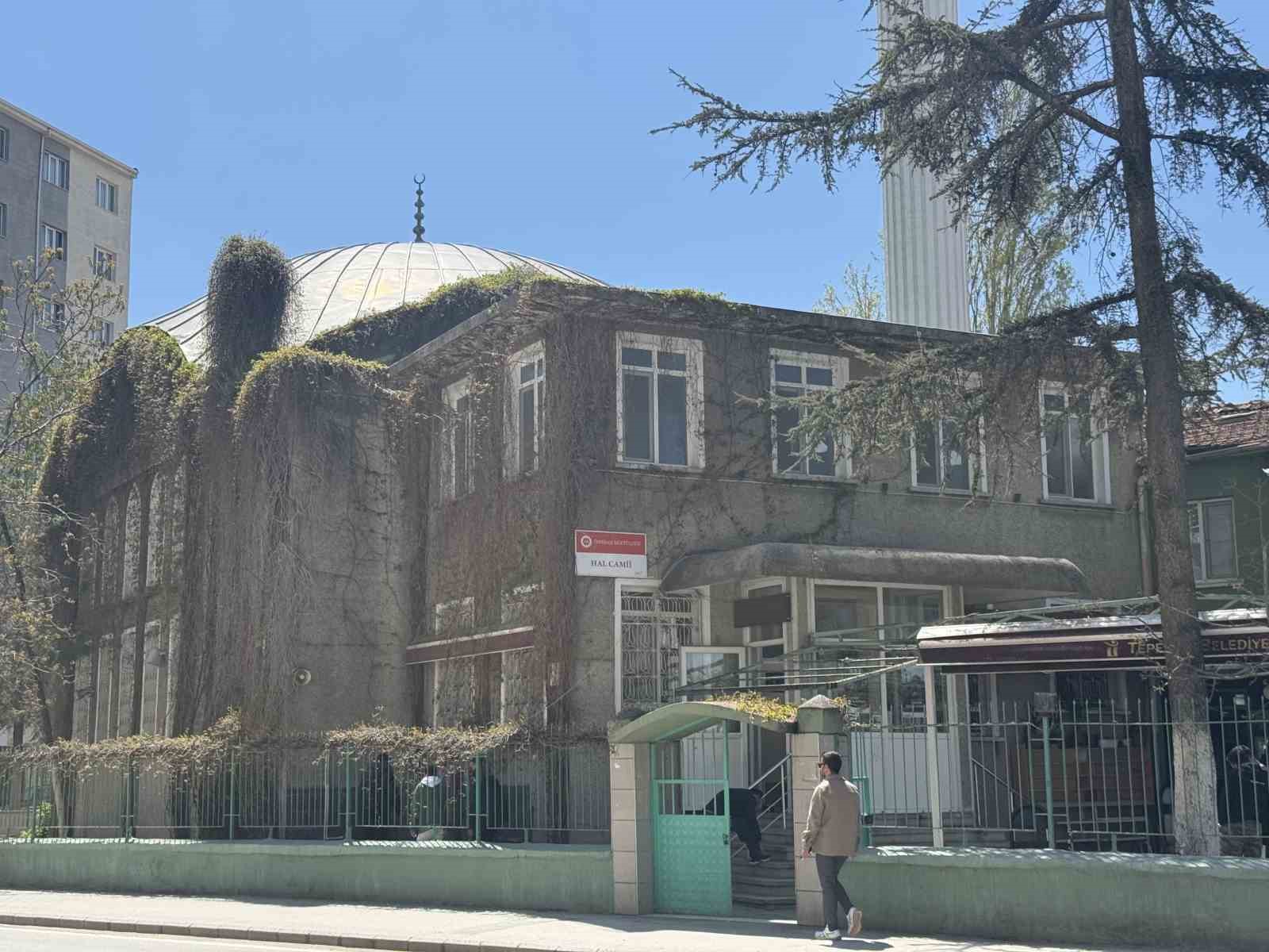 Eskişehir’de ‘Sarmaşıklı Camii’nin dış cephesi yeşermeye başladı
