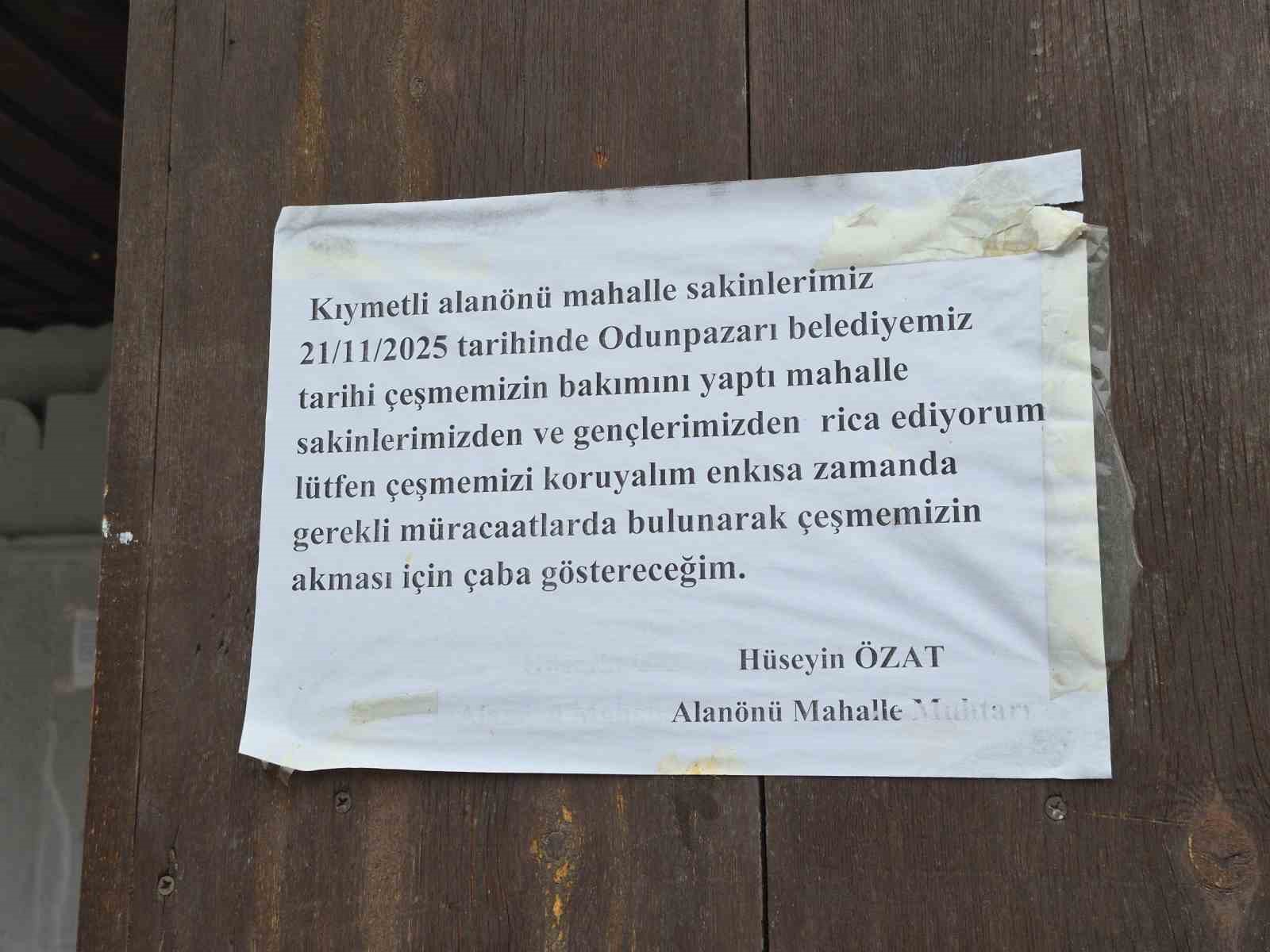 Eskişehir’de tarihi çeşmeye "Çöp" darbesi: Muhtar çareyi yazı asmakta buldu
