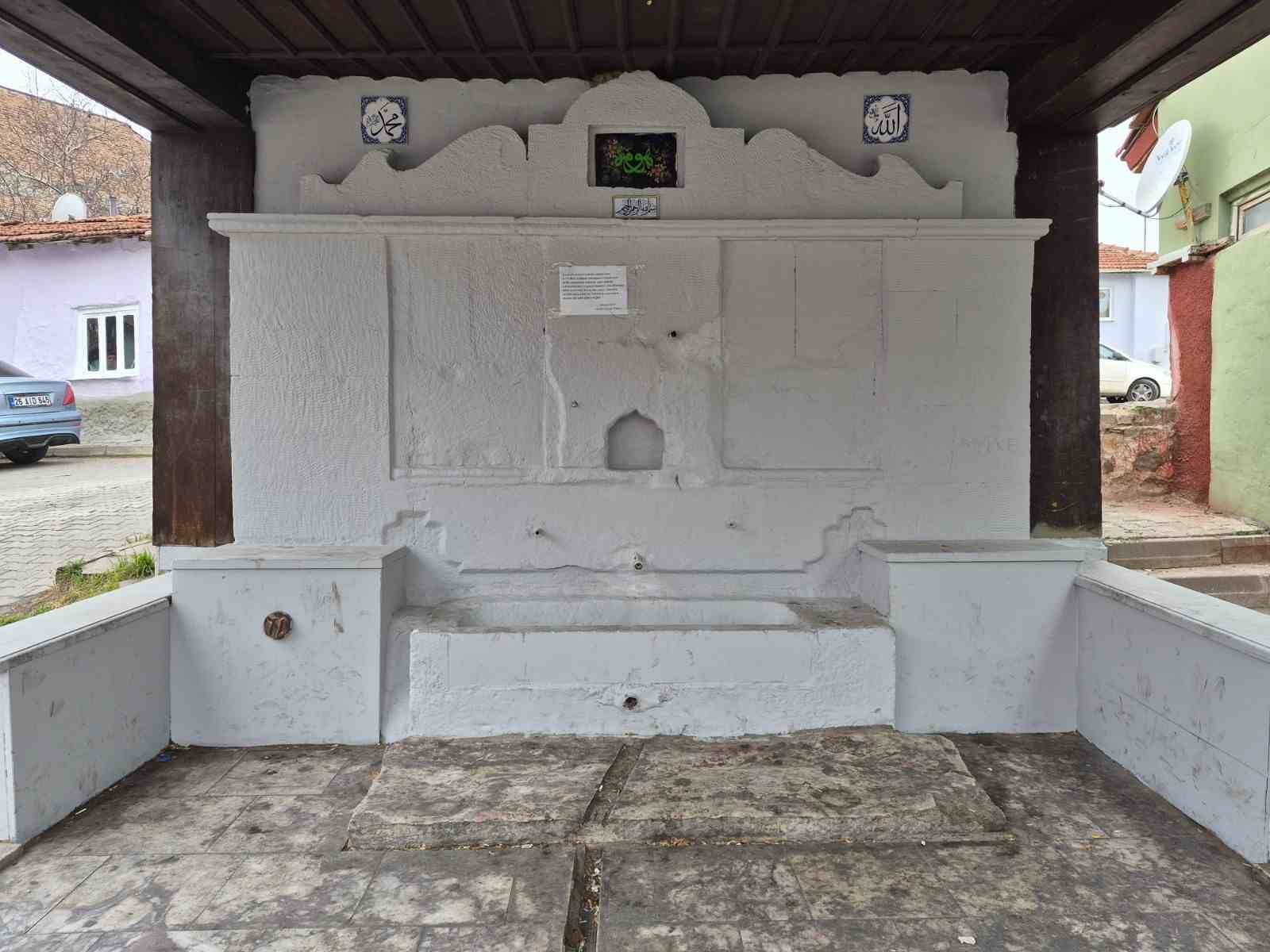 Eskişehir’de tarihi çeşmeye "Çöp" darbesi: Muhtar çareyi yazı asmakta buldu
