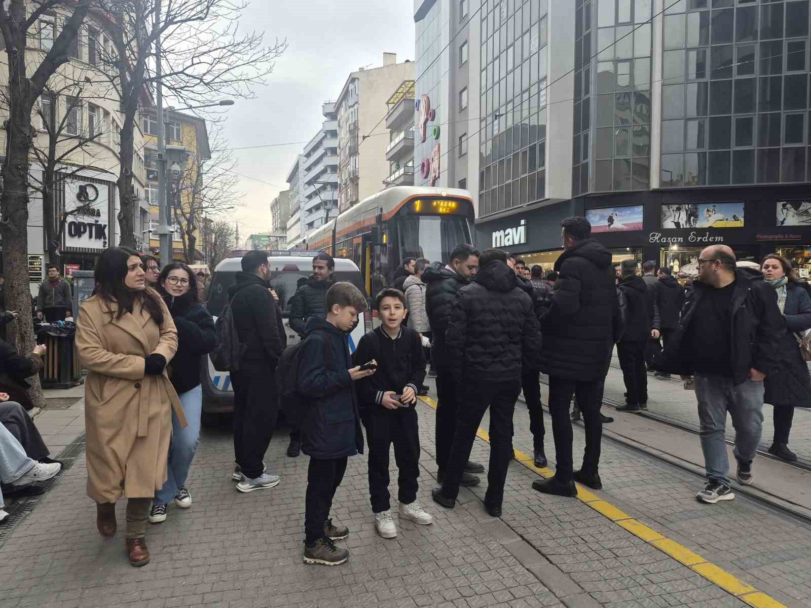 Eskişehir’de tramvayın çarptığı yaşlı adam yaralandı

