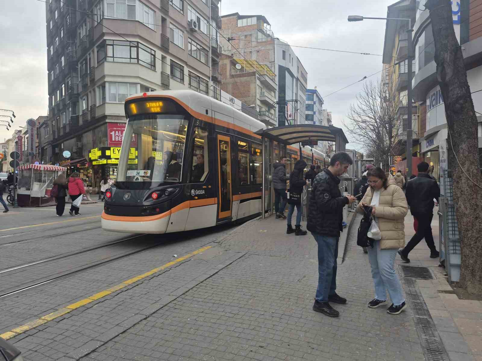 Eskişehir’de tramvayın çarptığı yaşlı adam yaralandı
