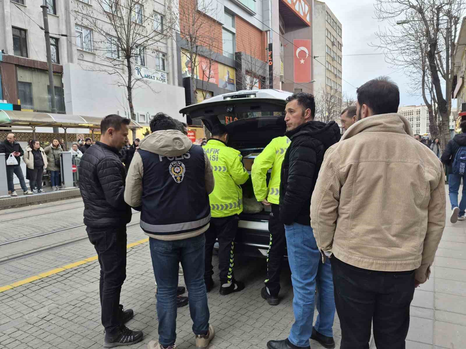 Eskişehir’de tramvayın çarptığı yaşlı adam yaralandı
