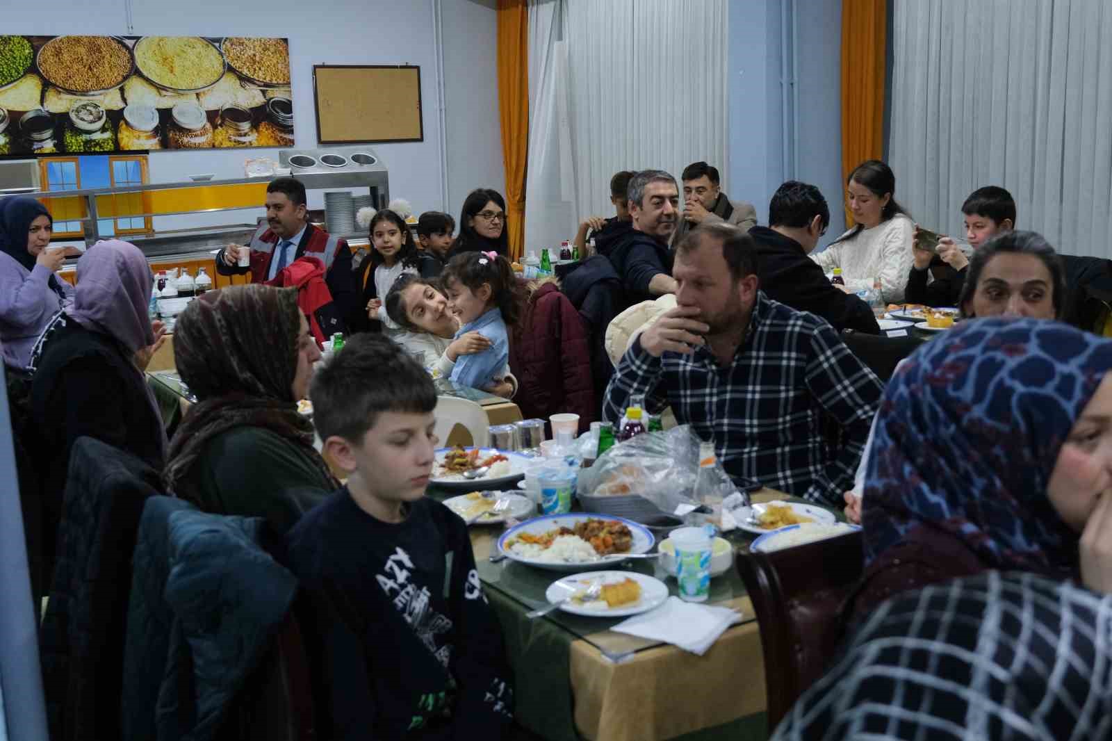 Eskişehir’de vefa sofrası: Devlet korumasında yetişen gençler iftarda buluştu
