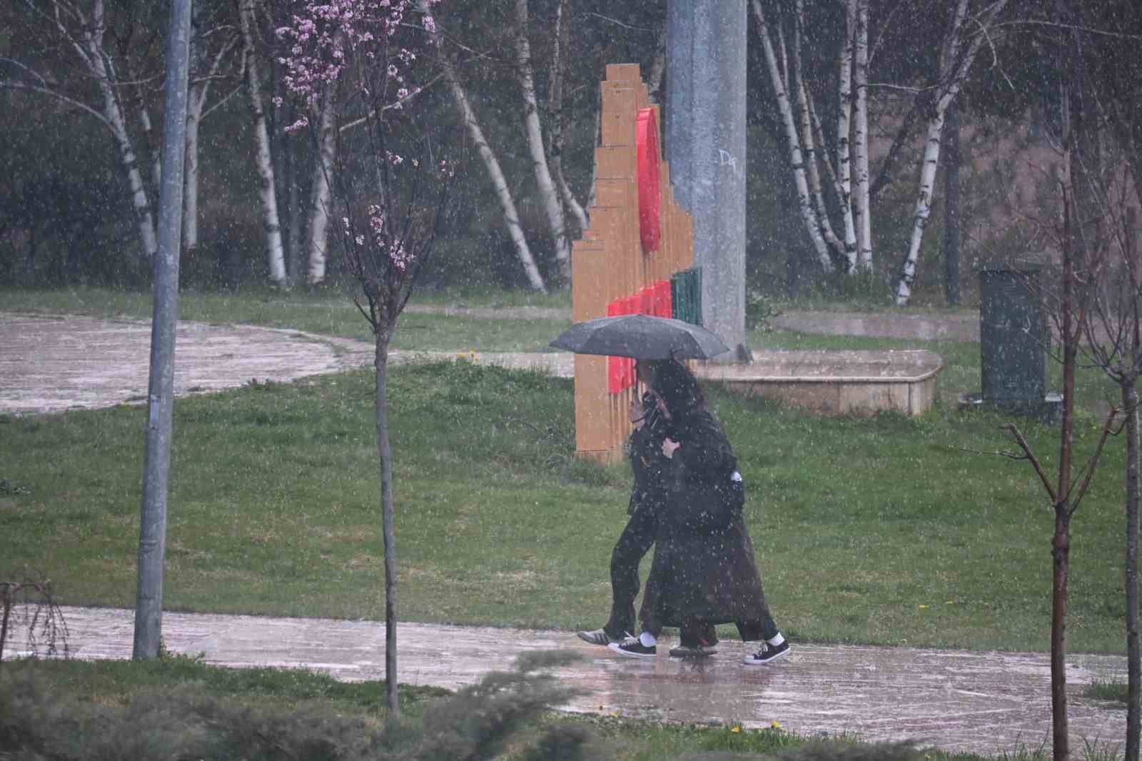 Eskişehir’de yağmur bastırdı, öğrenciler şemsiyelere sarıldı
