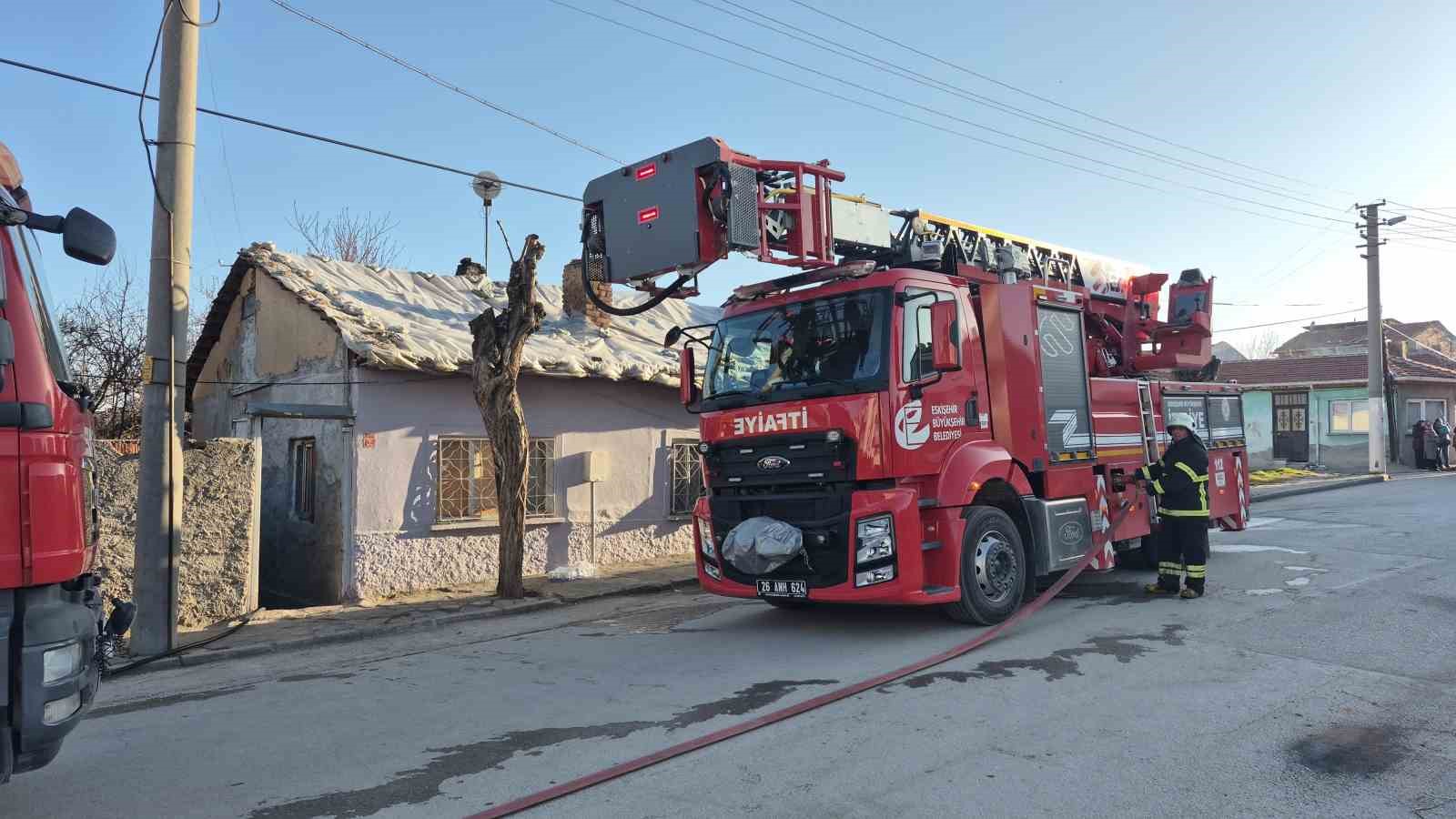 Eskişehir’de yangın paniği: Mahalleli sokağa döküldü
