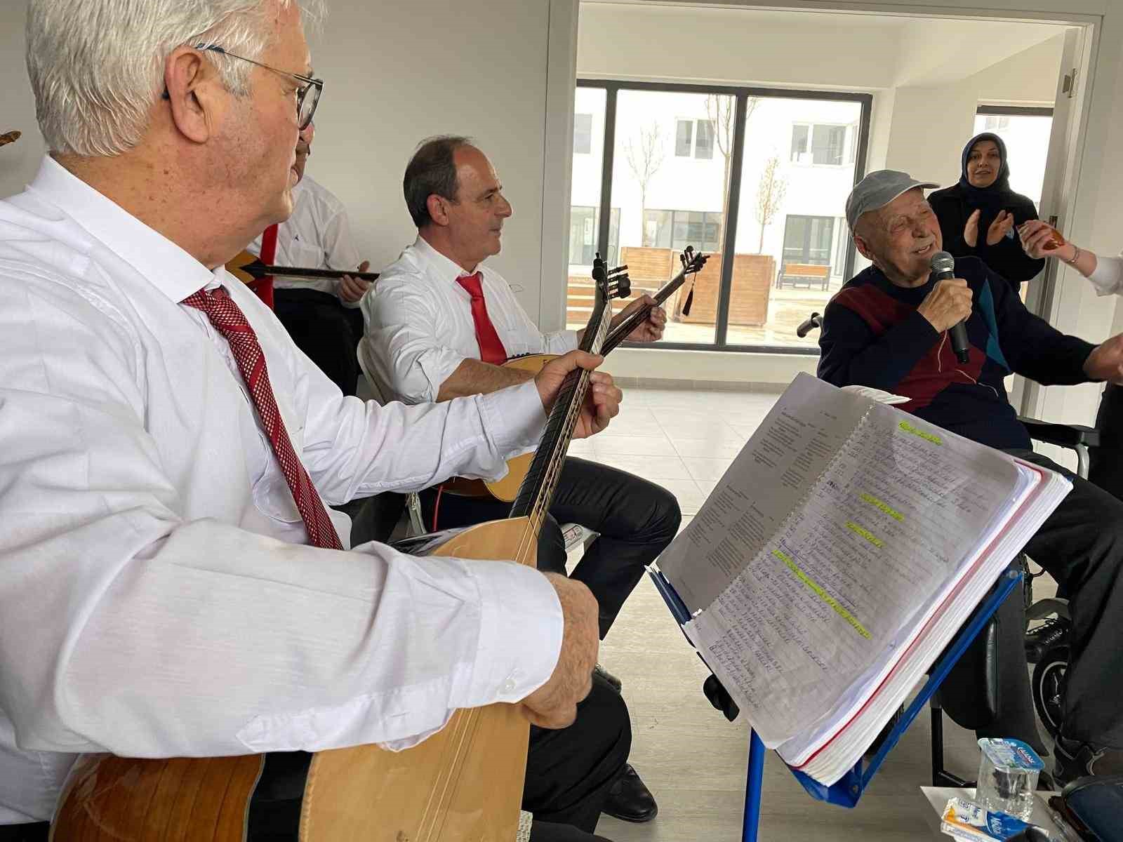 Eskişehir’de Yaşlı Bakım Merkezi’nde  ’Gönüllere Dokunan Moral ve Dayanışma Konseri’
