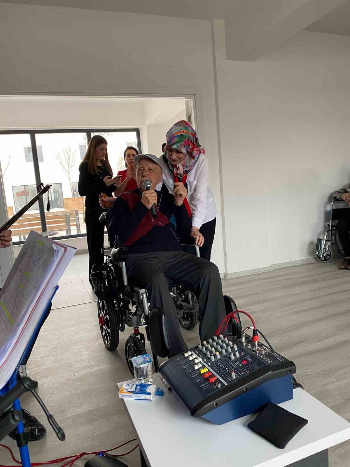 Eskişehir’de Yaşlı Bakım Merkezi’nde  ’Gönüllere Dokunan Moral ve Dayanışma Konseri’
