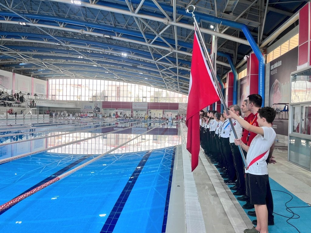 Eskişehir’de yüzme müsabakaları başladı
