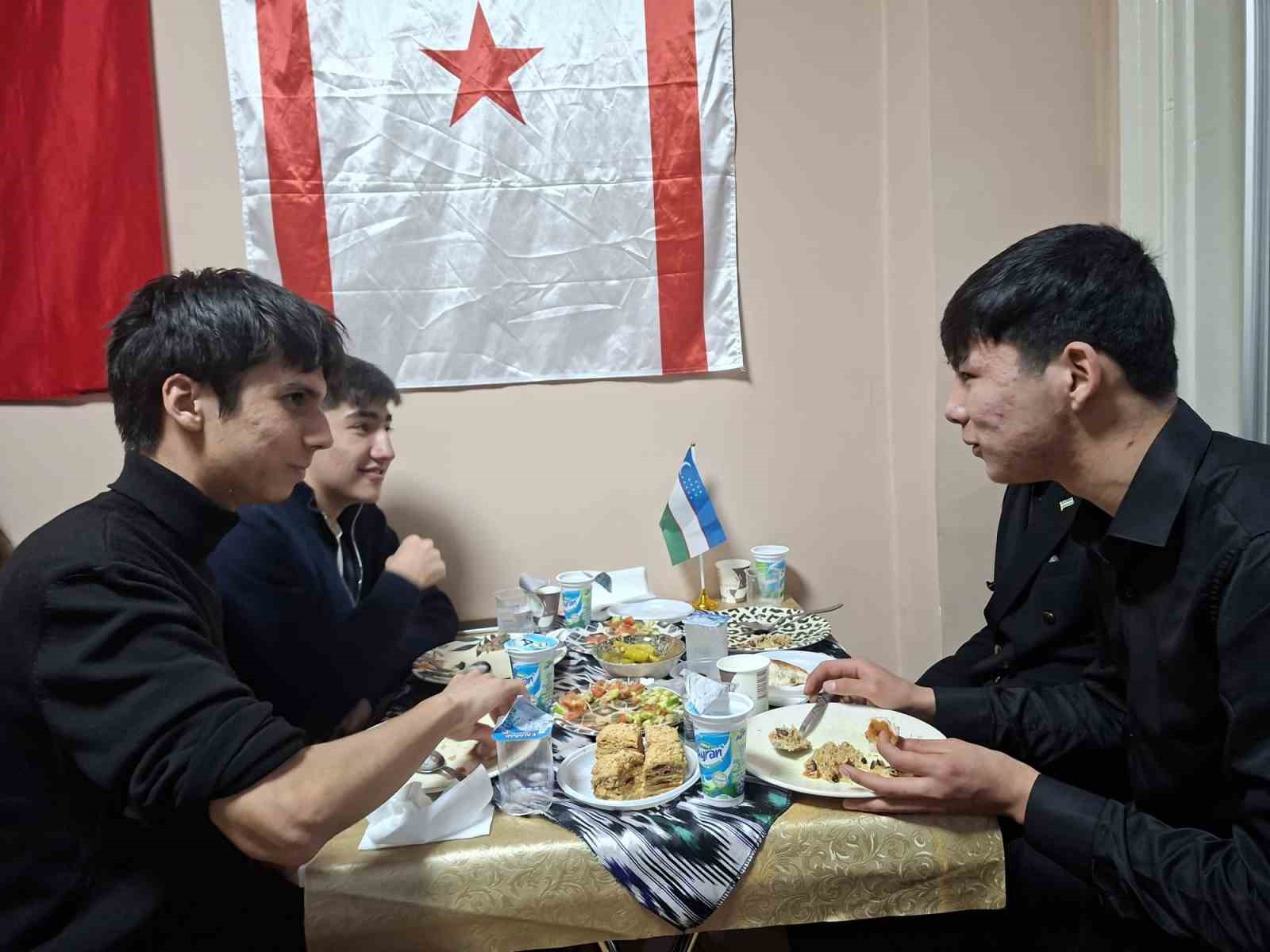 Eskişehir’deki üniversitelerde okuyan Özbekistanlı öğrenciler iftar programında buluştu
