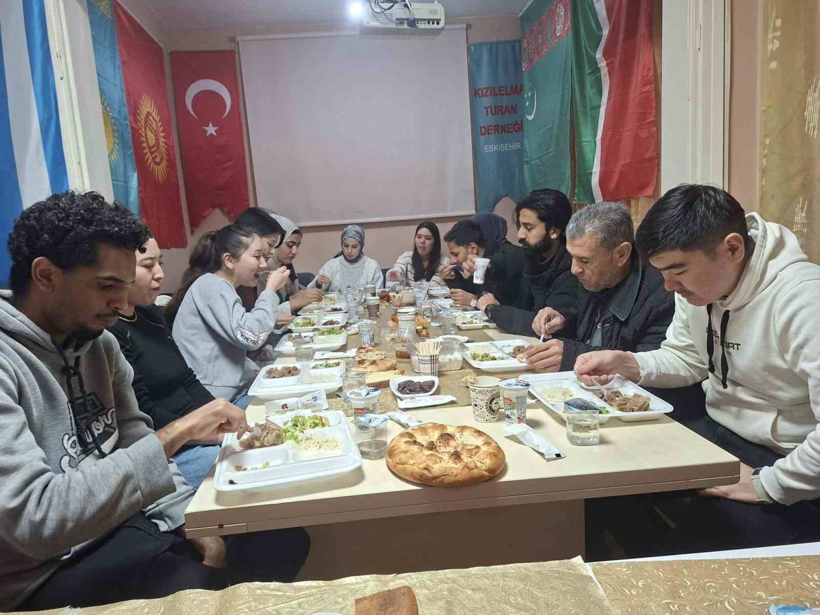 Eskişehir’deki üniversitelerde okuyan Türk Dünyası öğrencileri iftar programında buluştu
