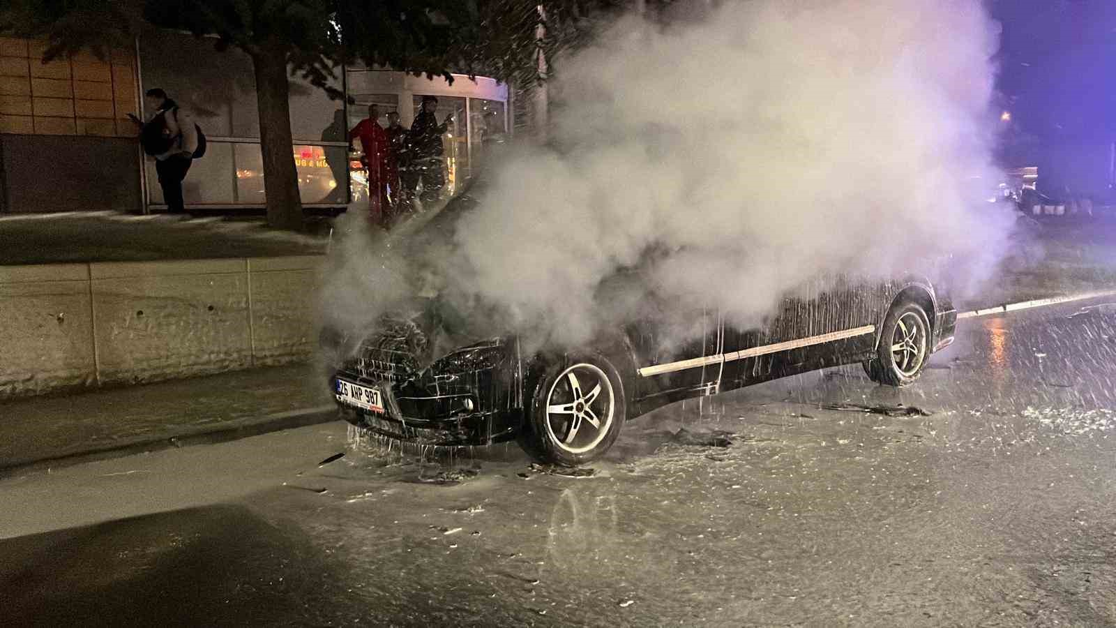 Eskişehir’in merkezinde yanan minibüs, paniğe neden oldu
