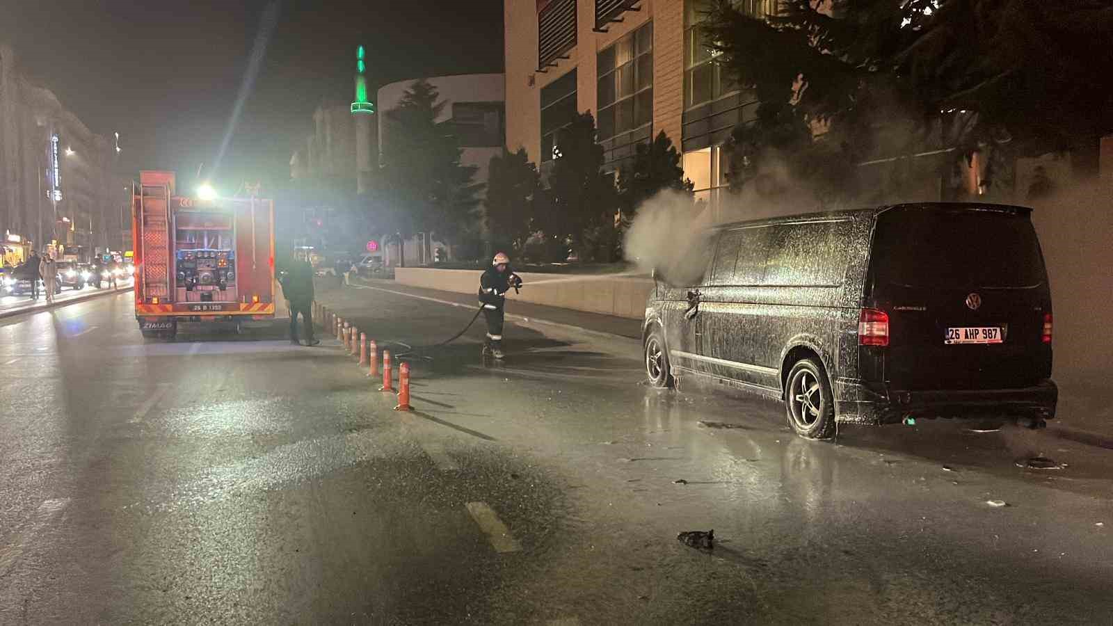 Eskişehir’in merkezinde yanan minibüs, paniğe neden oldu
