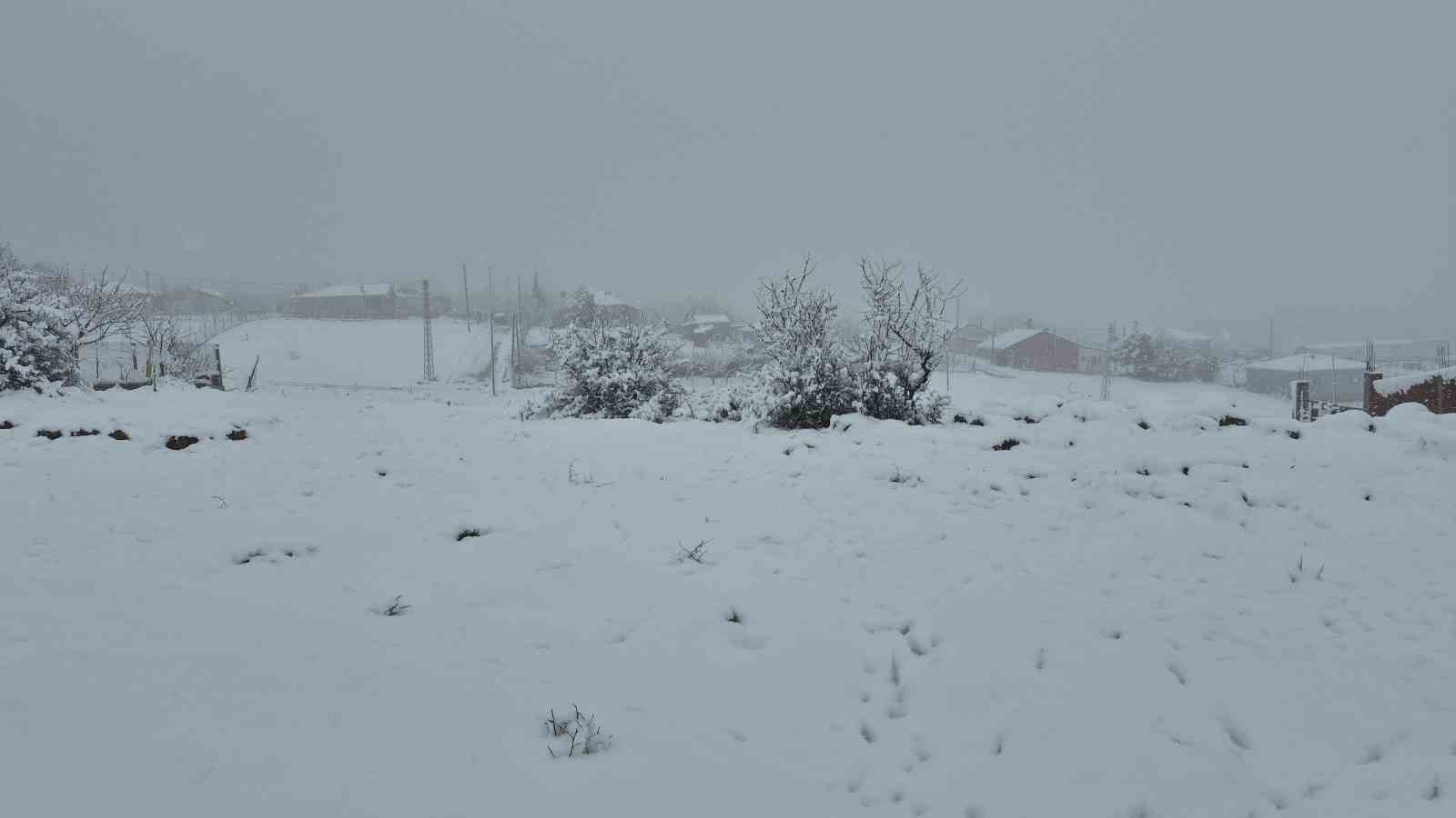 Eskişehir’in yüksek kesimdeki mahallesi kışa geri döndü
