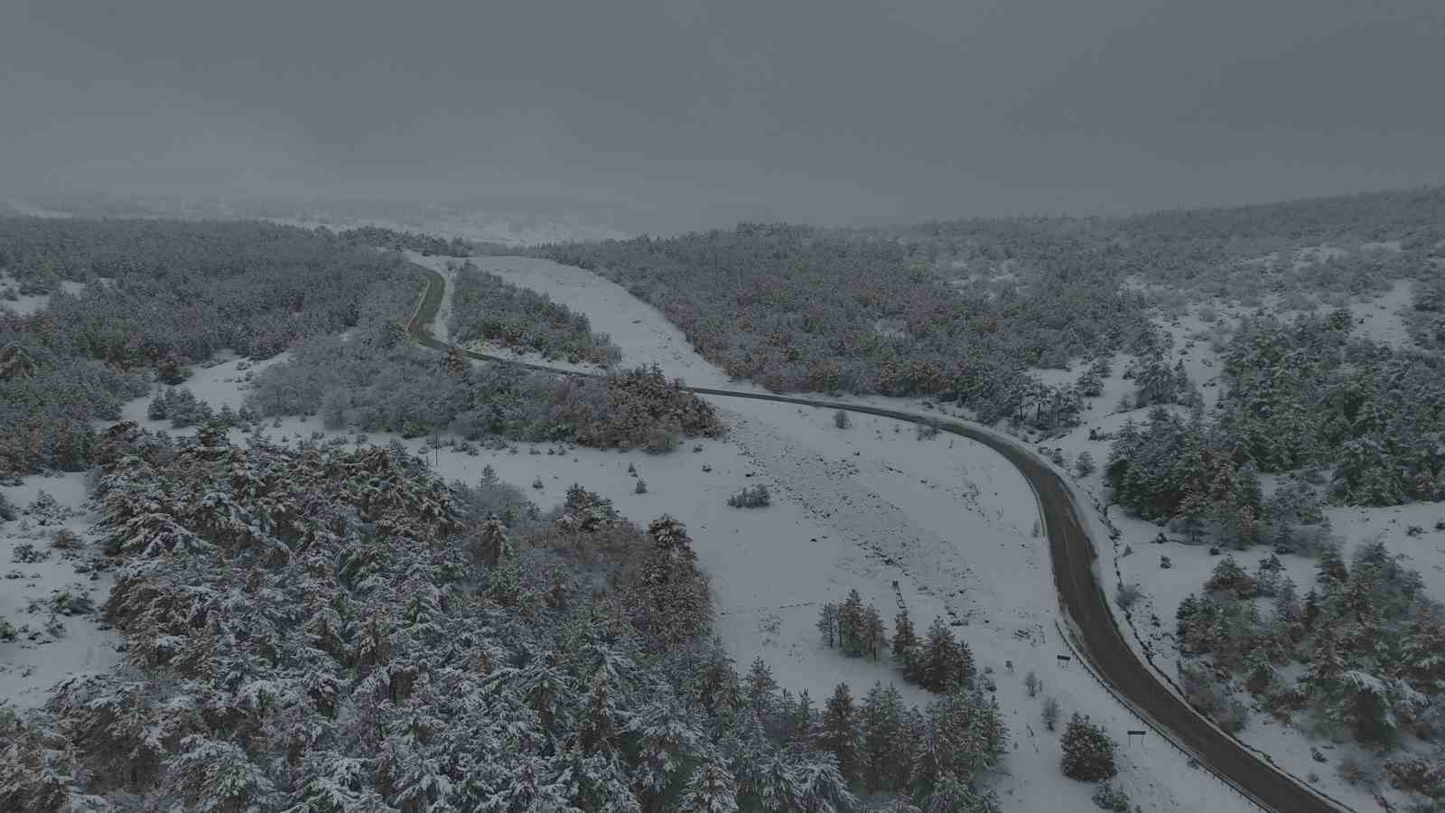 Eskişehir’in yüksek rakımlı dağlarının karla kaplı hali havadan görüntülendi
